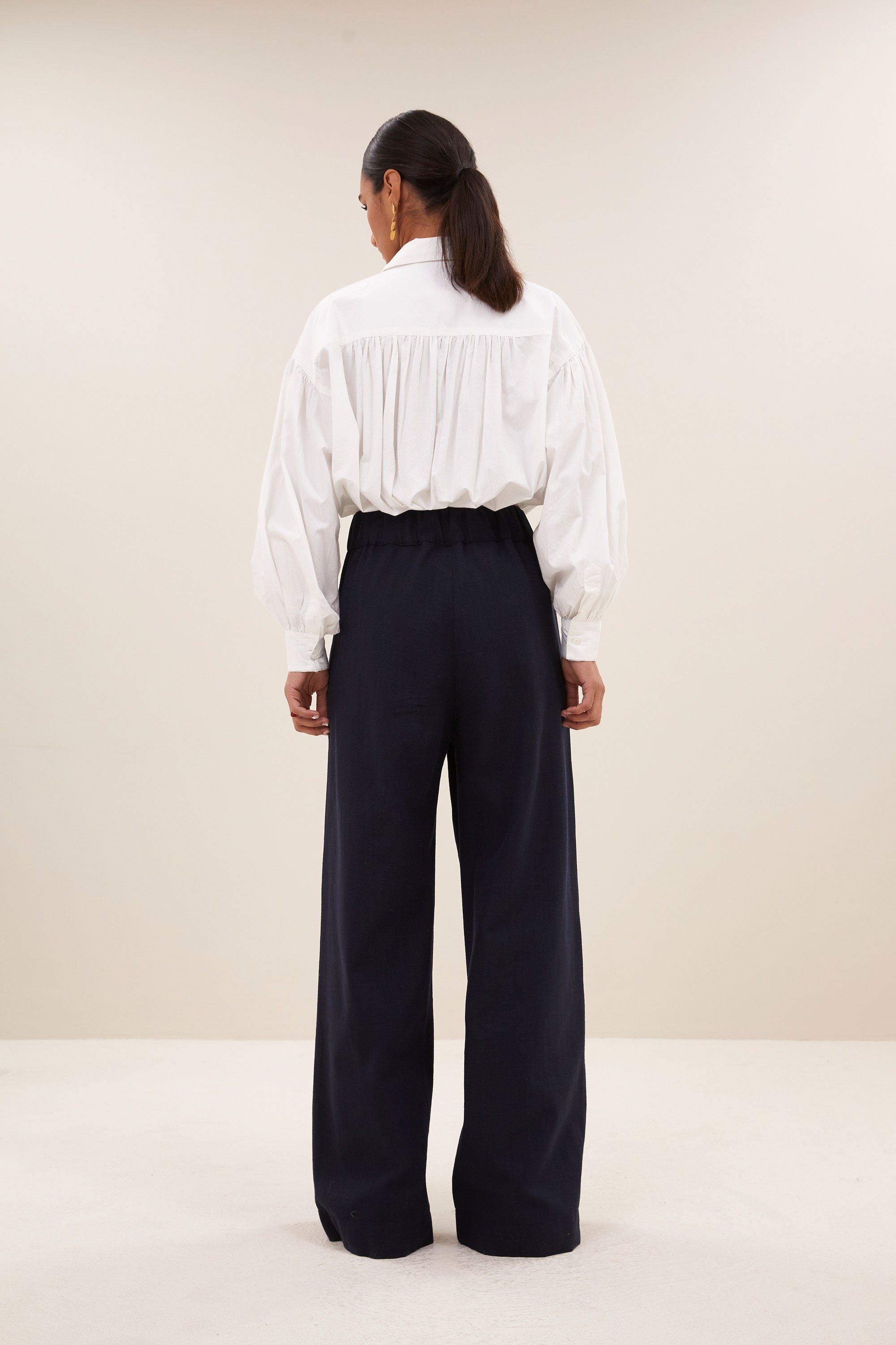 benji dark twill pants - midnight, elastieken band, verborgen steekzakken, geplooide details - by-bar - vooraanzicht