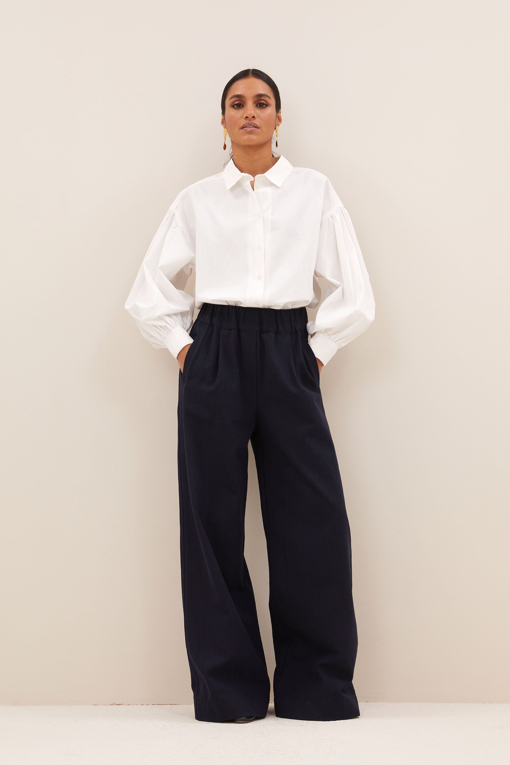 benji dark twill pants - midnight, elastieken band, verborgen steekzakken, geplooide details - by-bar - zijaanzicht