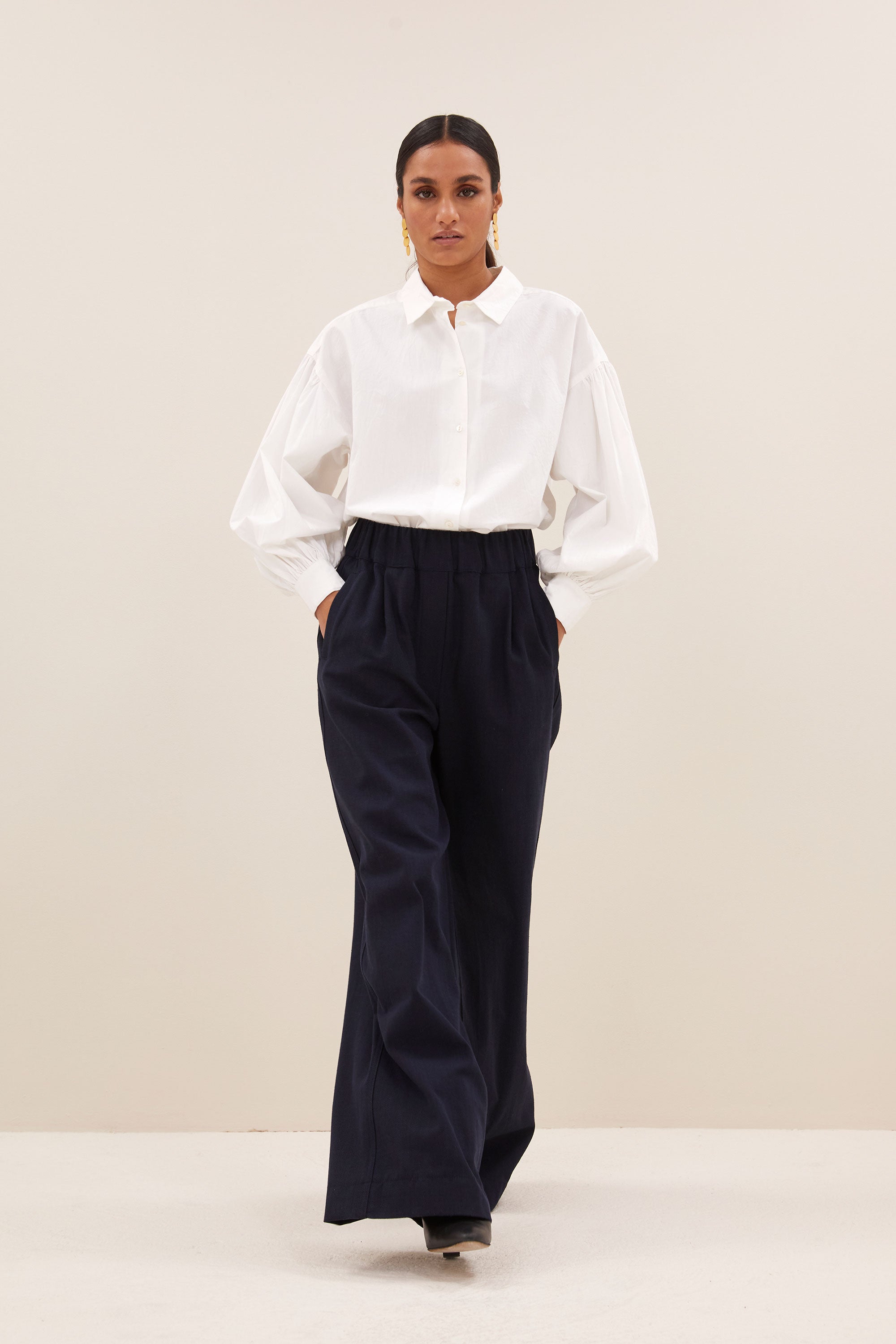 benji dark twill pants - midnight, elastieken band, verborgen steekzakken, geplooide details - by-bar - achteraanzicht