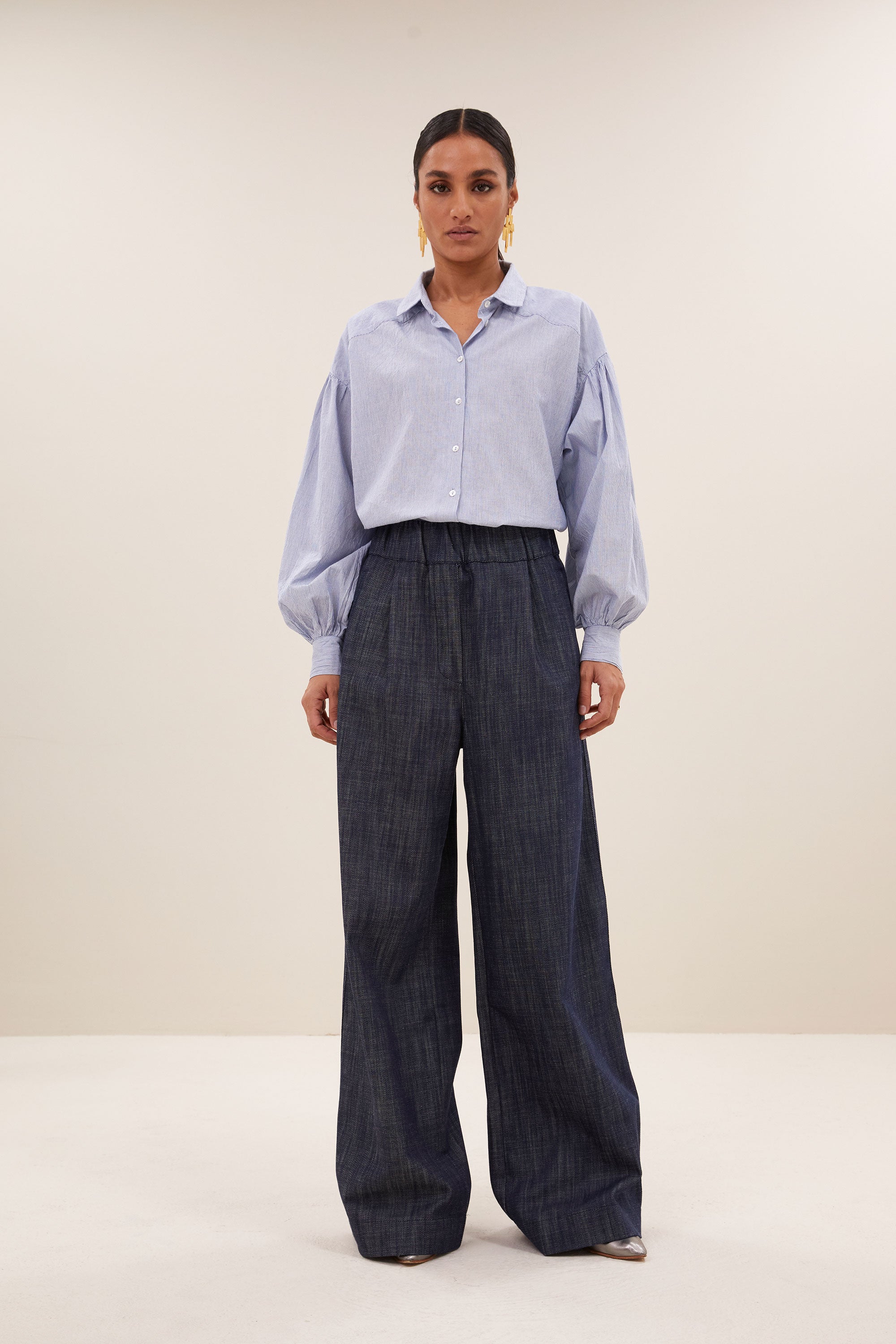 benji twill pants - navy, elastieken band, verborgen steekzakken, geplooide details - by-bar - vooraanzicht