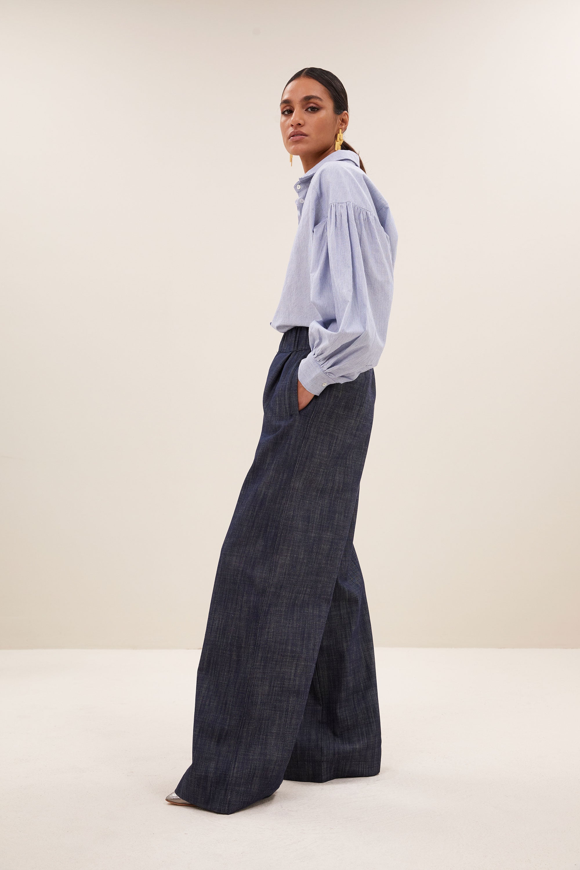 benji twill pants - navy, elastieken band, verborgen steekzakken, geplooide details - by-bar - zijaanzicht