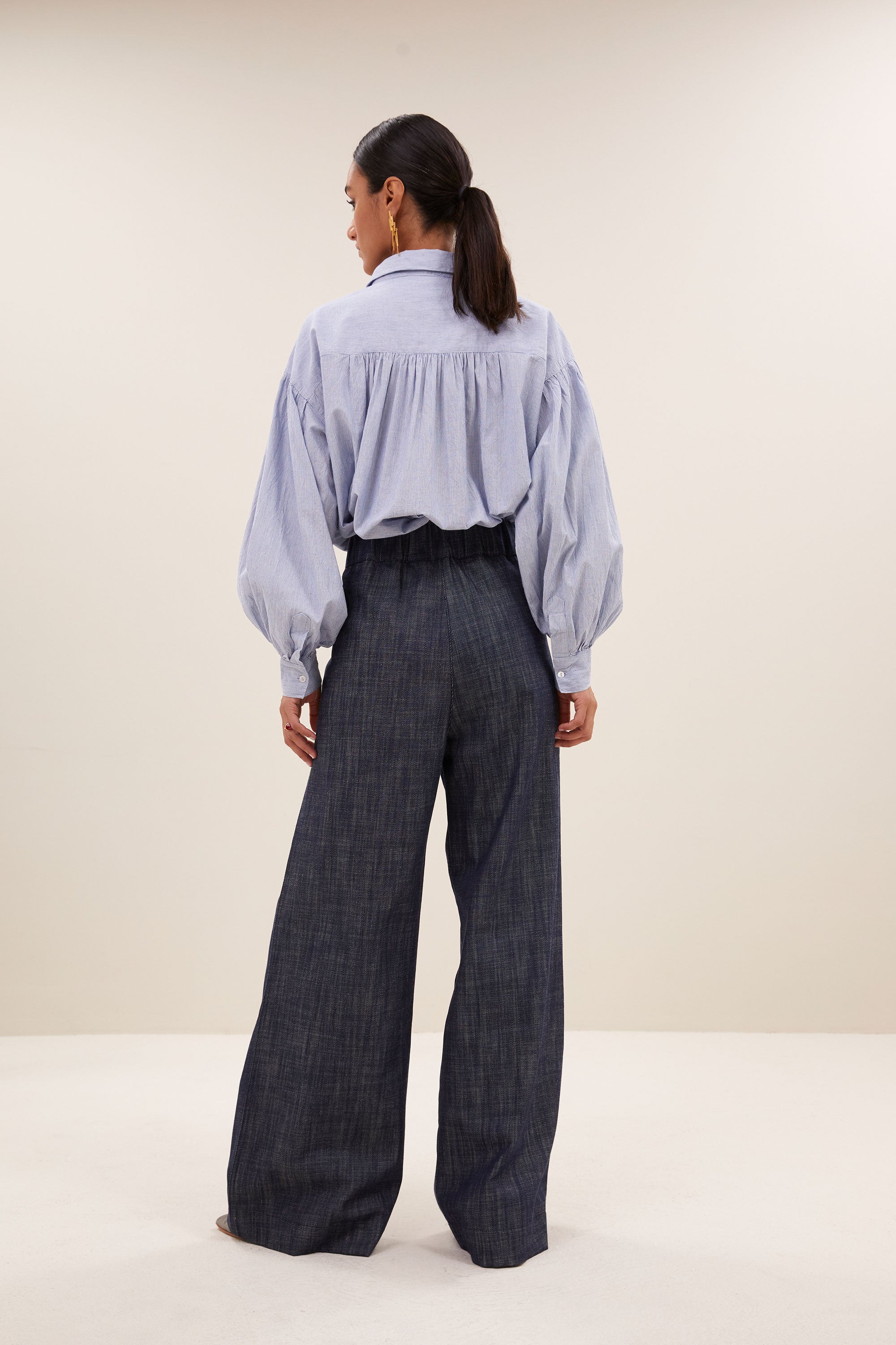 benji twill pants - navy, elastieken band, verborgen steekzakken, geplooide details - by-bar - achteraanzicht