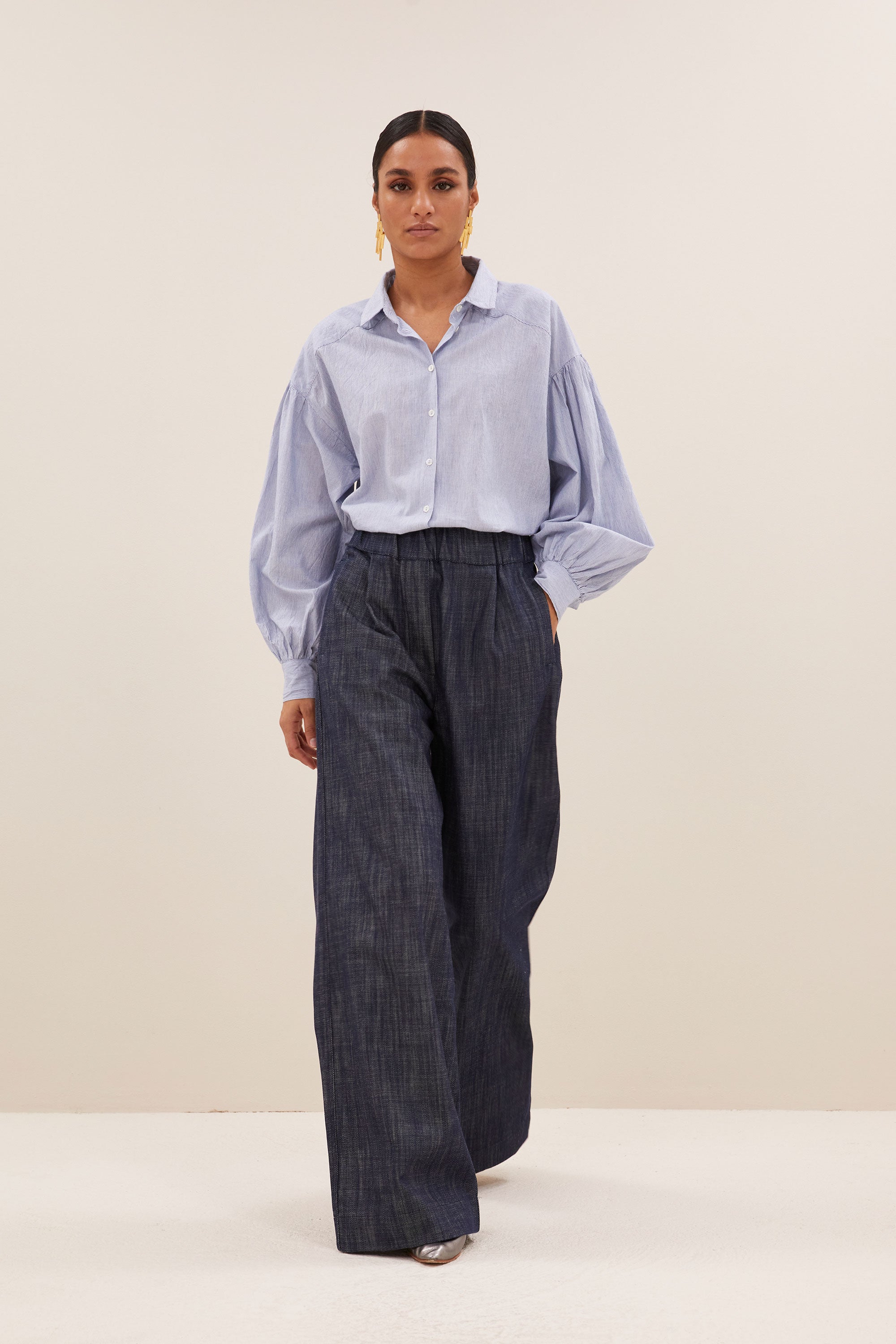 benji twill pants - navy, elastieken band, verborgen steekzakken, geplooide details - by-bar - loop shot