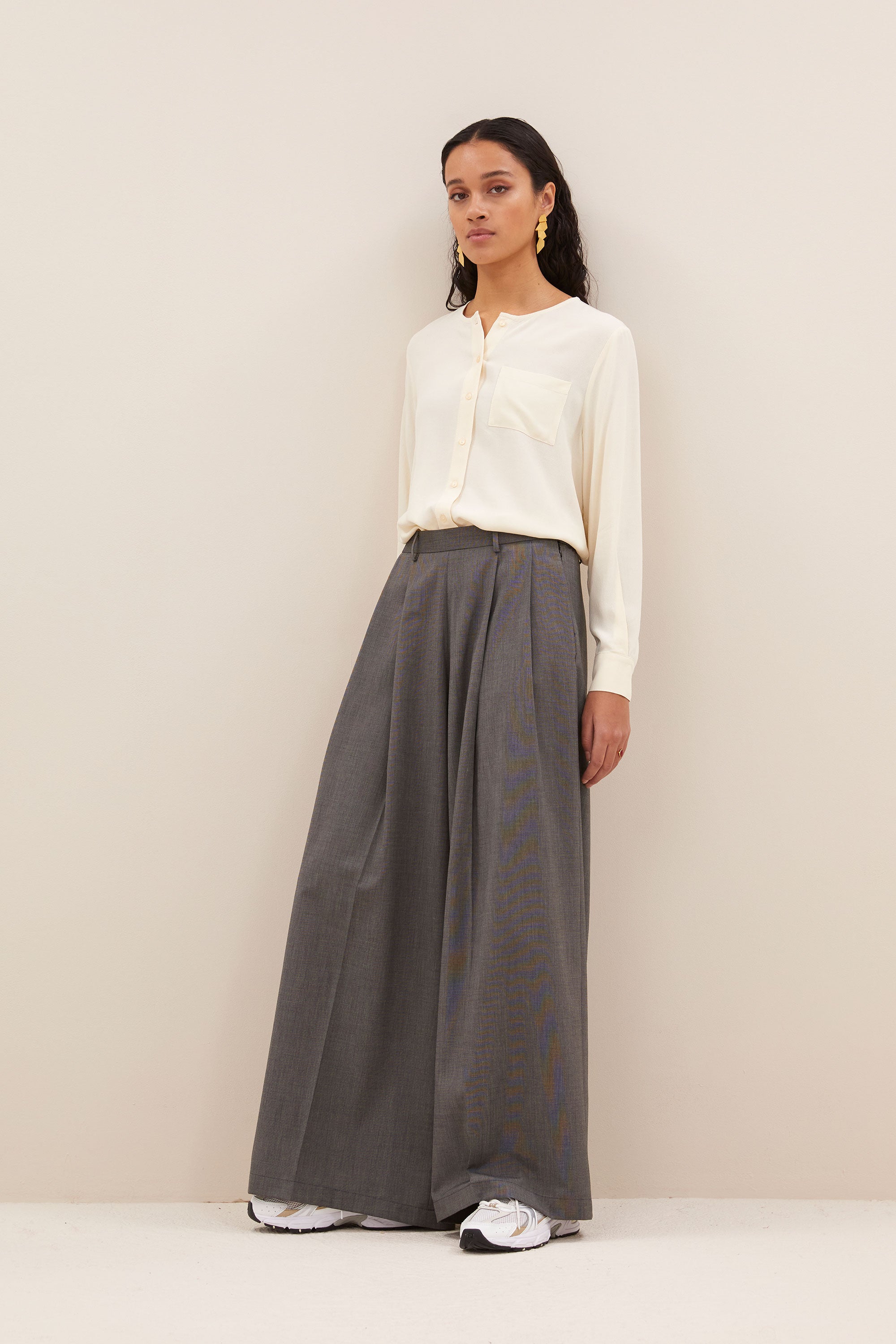 sef pants - dark grey, elastieken band, losvallende pasvorm, rits- en knoopsluiting - by-bar - zijaanzicht