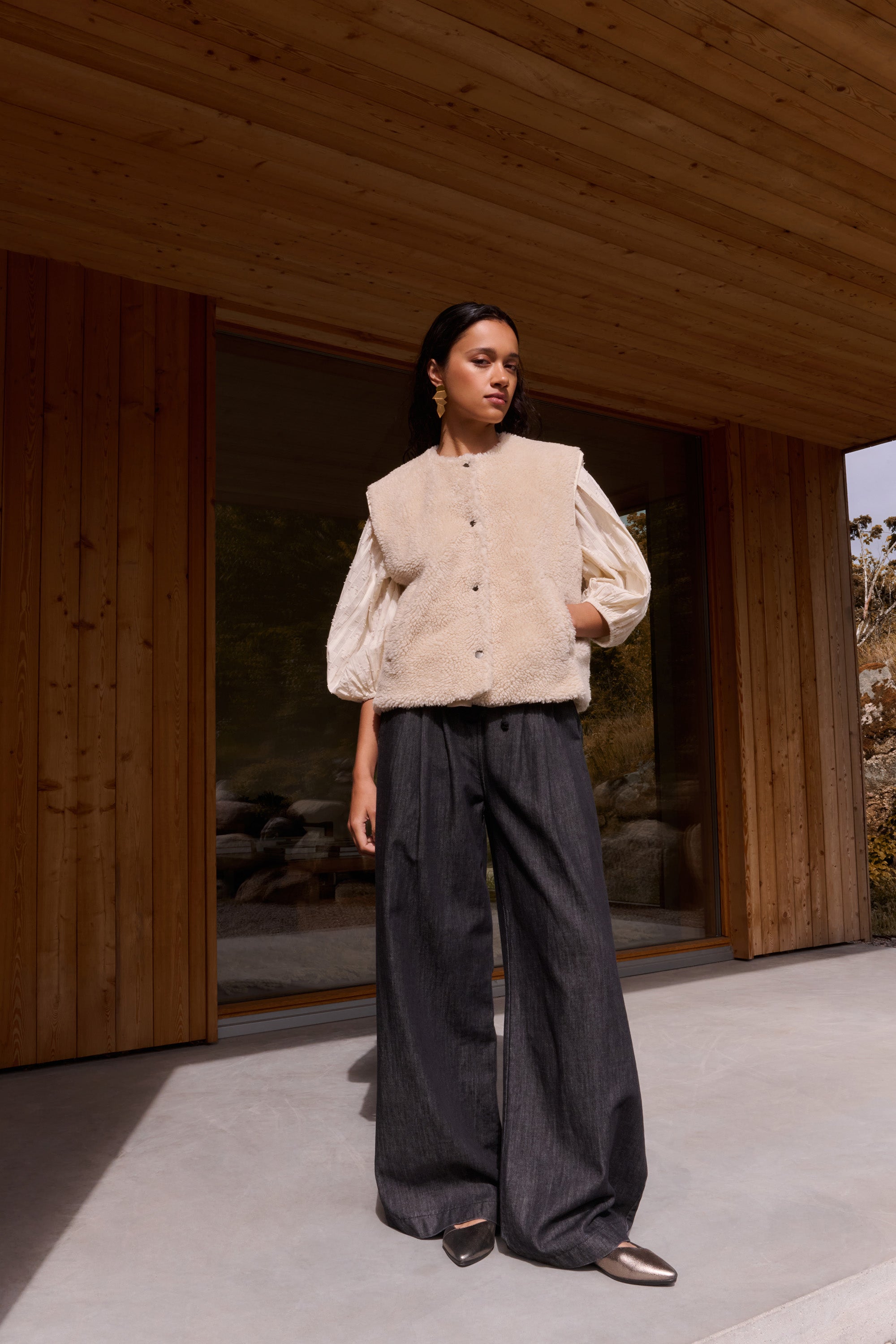 jaxx pants - jet black, elastieken band, losvallende pasvorm, geplooide details - by-bar - sfeerbeeld