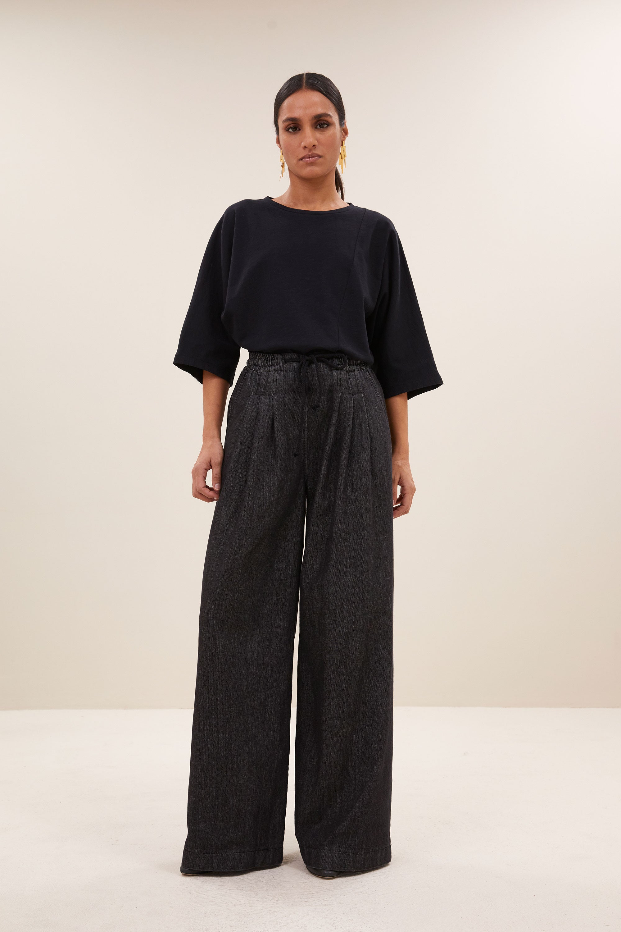 jaxx pants - jet black, elastieken band, losvallende pasvorm, geplooide details - by-bar - aanvullende foto