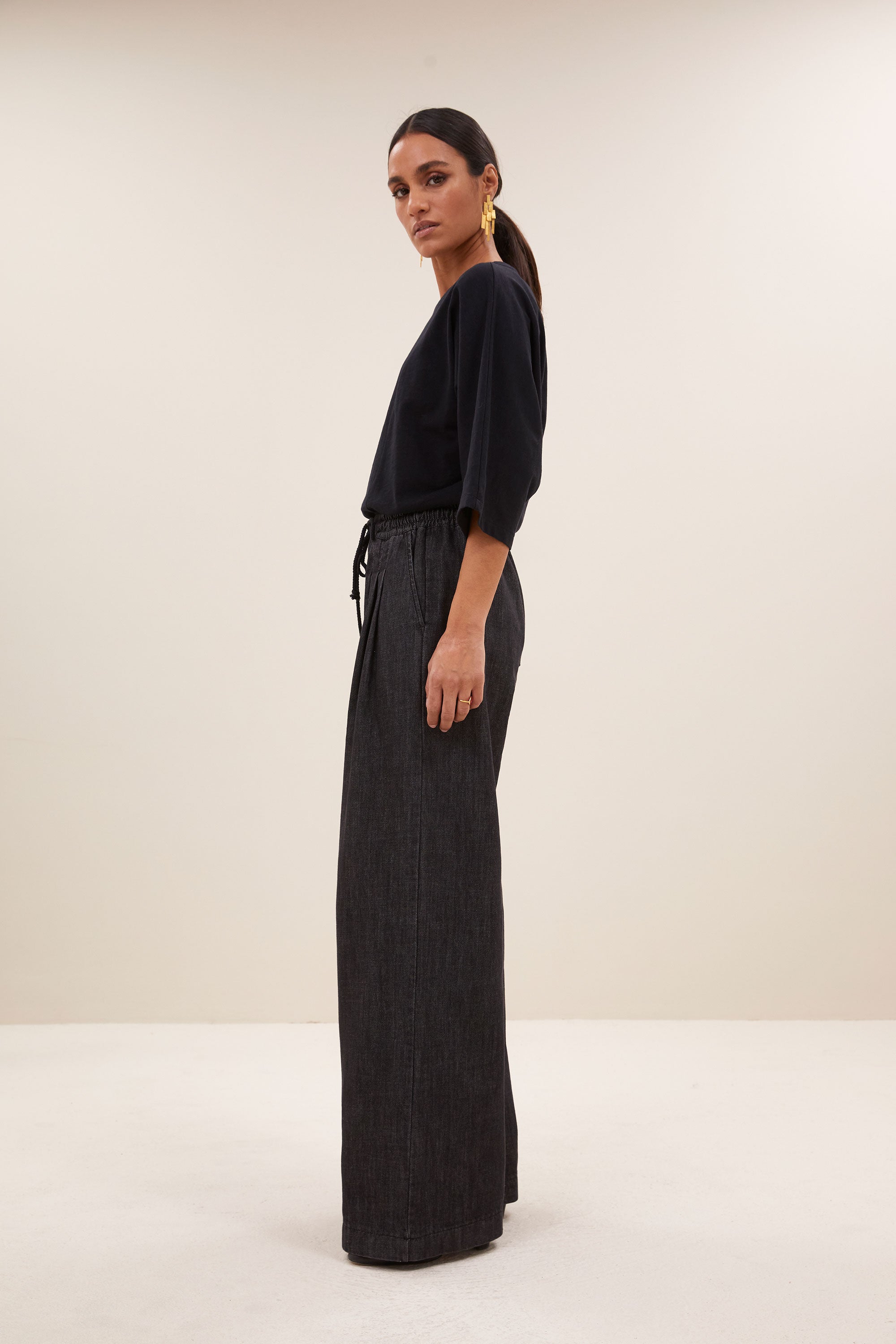 jaxx pants - jet black, elastieken band, losvallende pasvorm, geplooide details - by-bar - vooraanzicht