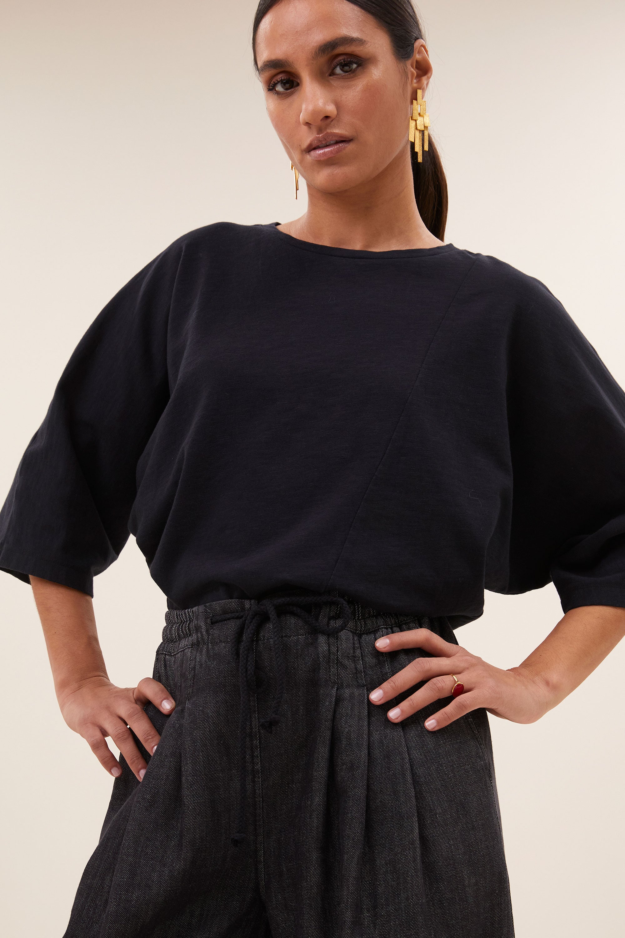 jaxx pants - jet black, elastieken band, losvallende pasvorm, geplooide details - by-bar - achteraanzicht