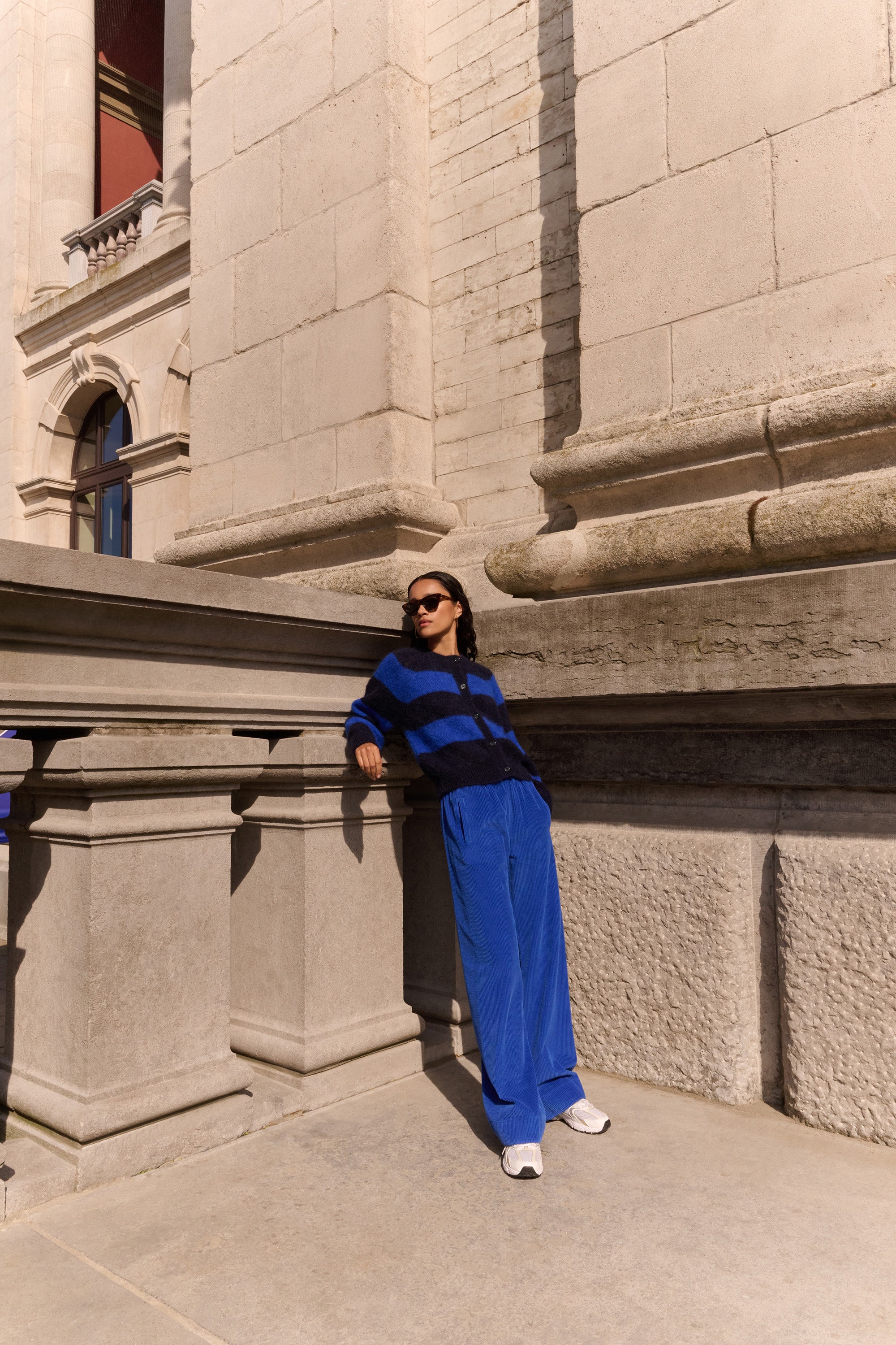 mees cord pants - surf blue, hoge taille, losvallende pasvorm, ribpatroon - by-bar - sfeerbeeld