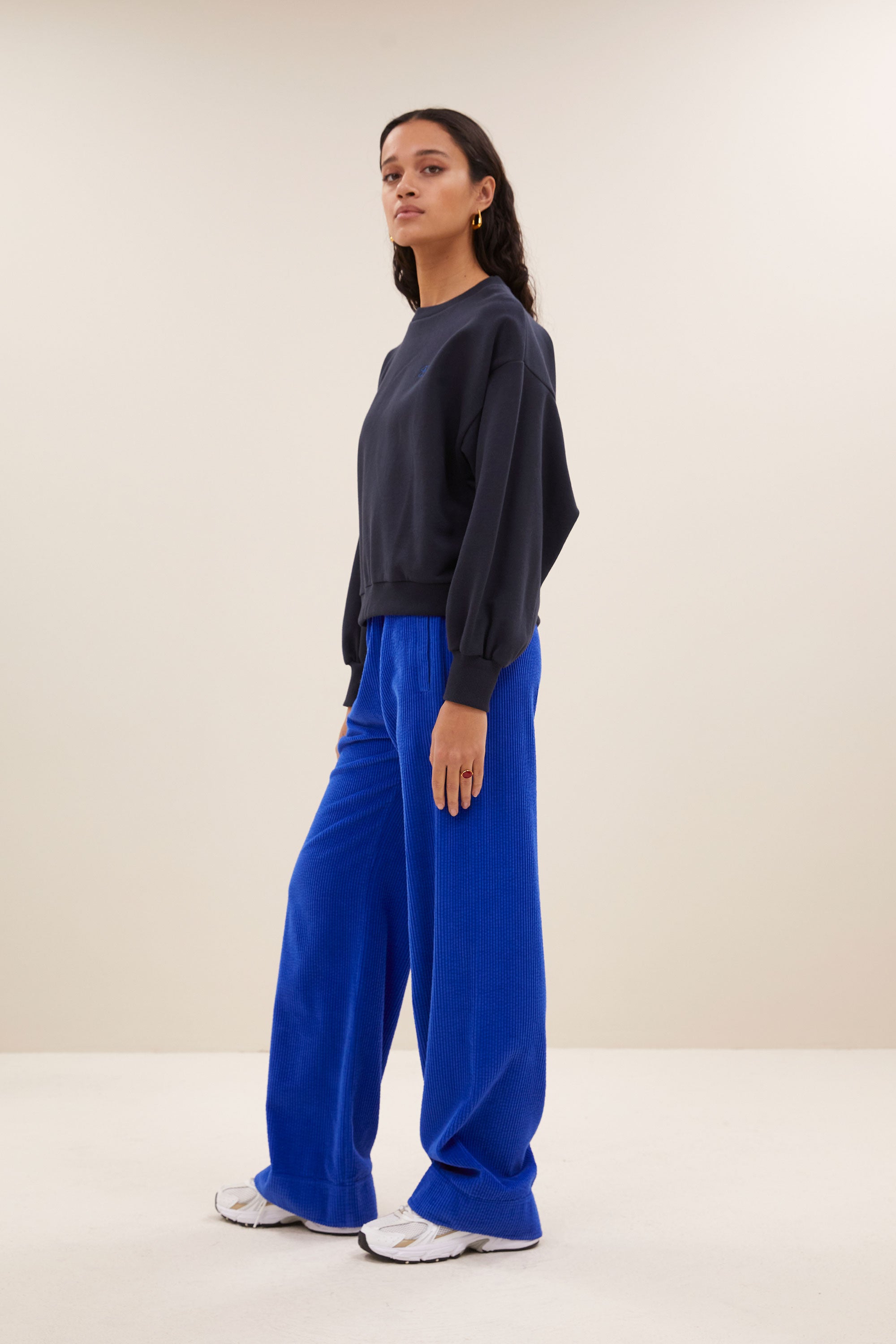 mees cord pants - surf blue, hoge taille, losvallende pasvorm, ribpatroon - by-bar - zijaanzicht