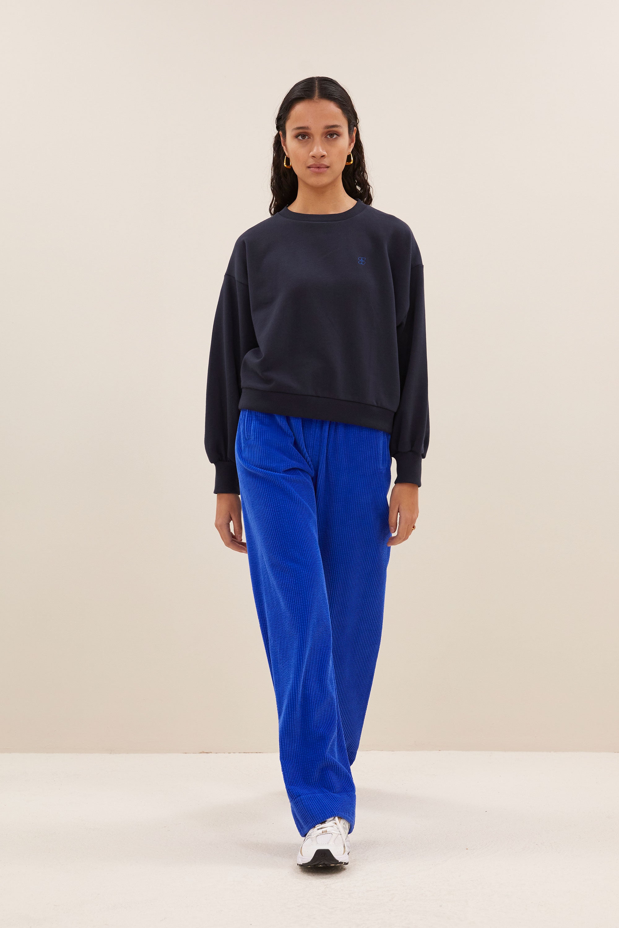 mees cord pants - surf blue, hoge taille, losvallende pasvorm, ribpatroon - by-bar - loop shot