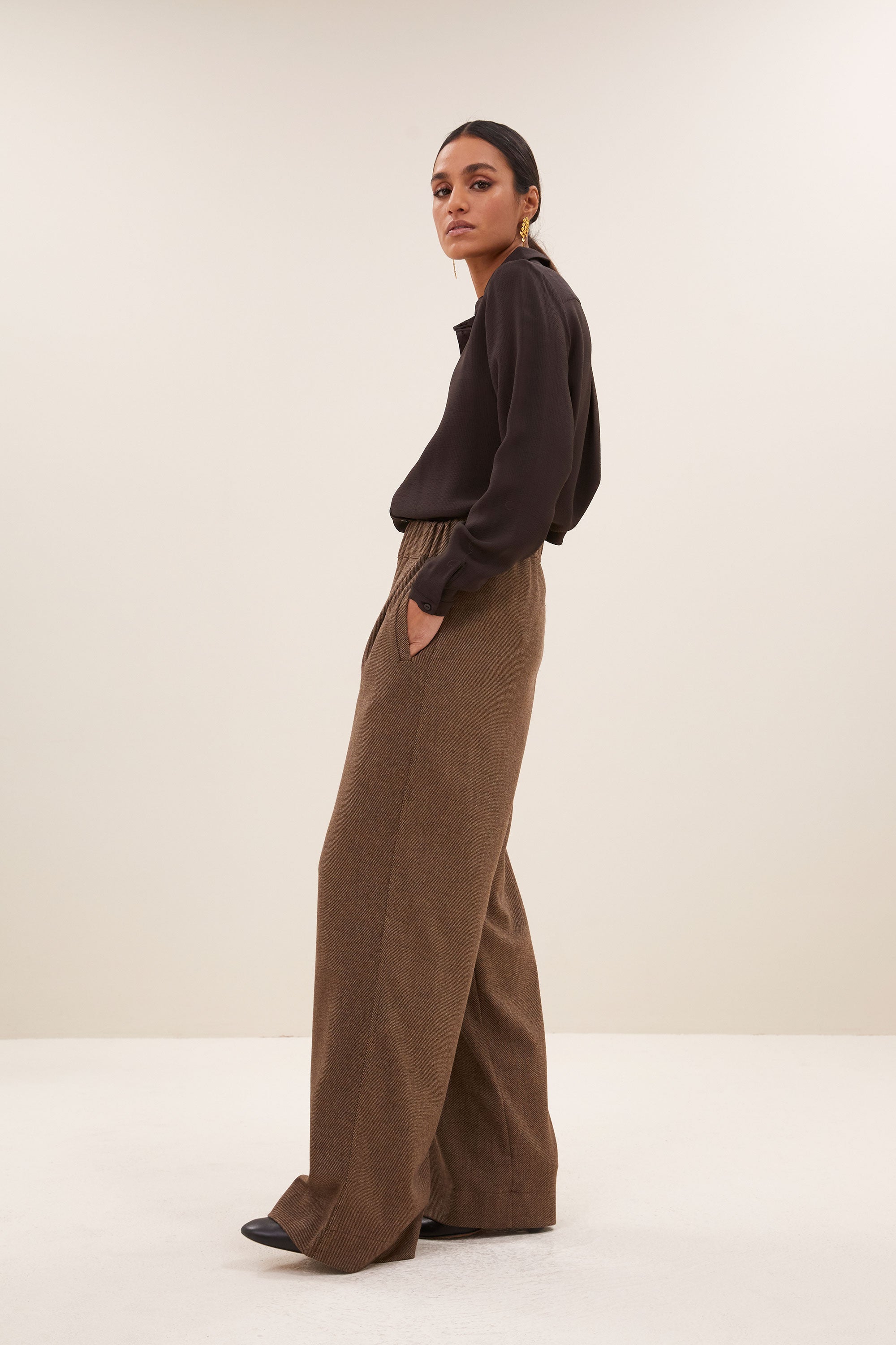 benji tweed pants - latte, elastieken band, verborgen steekzakken, losvallende pasvorm - by-bar - zijaanzicht