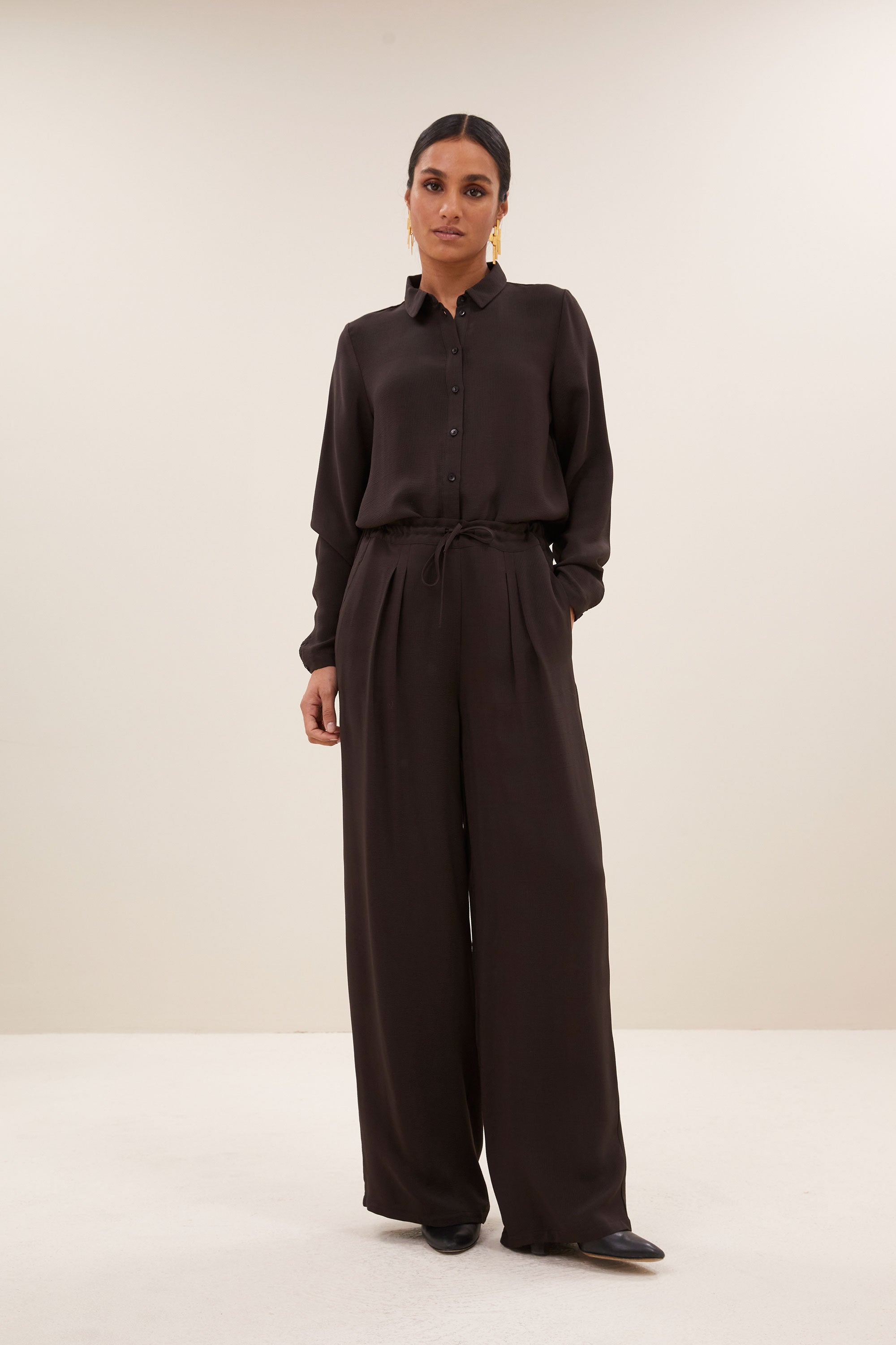 uma satin stripe pants - cafe noir, verborgen steekzakken, losvallende pasvorm, geplooide details - by-bar - vooraanzicht