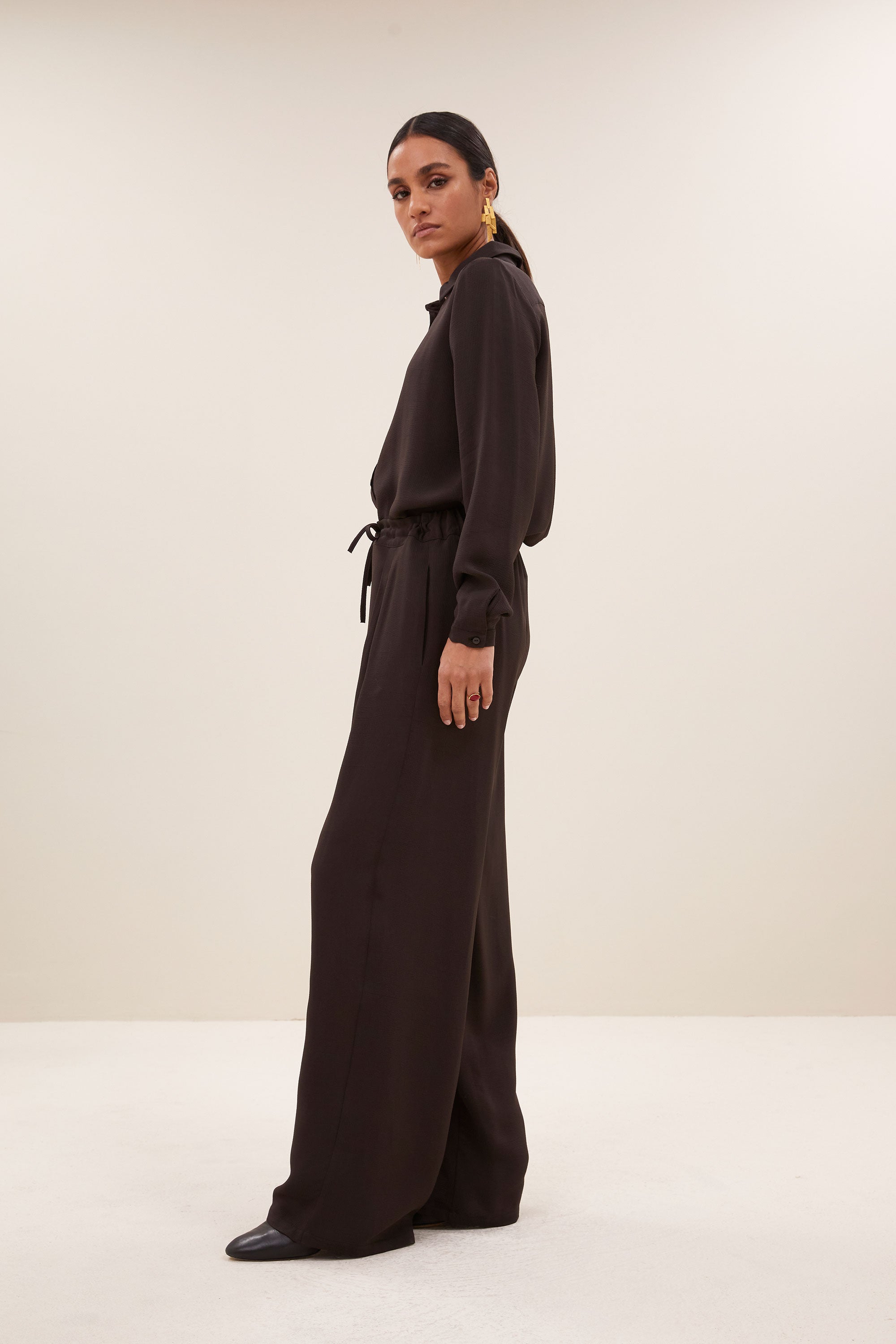 uma satin stripe pants - cafe noir, verborgen steekzakken, losvallende pasvorm, geplooide details - by-bar - zijaanzicht