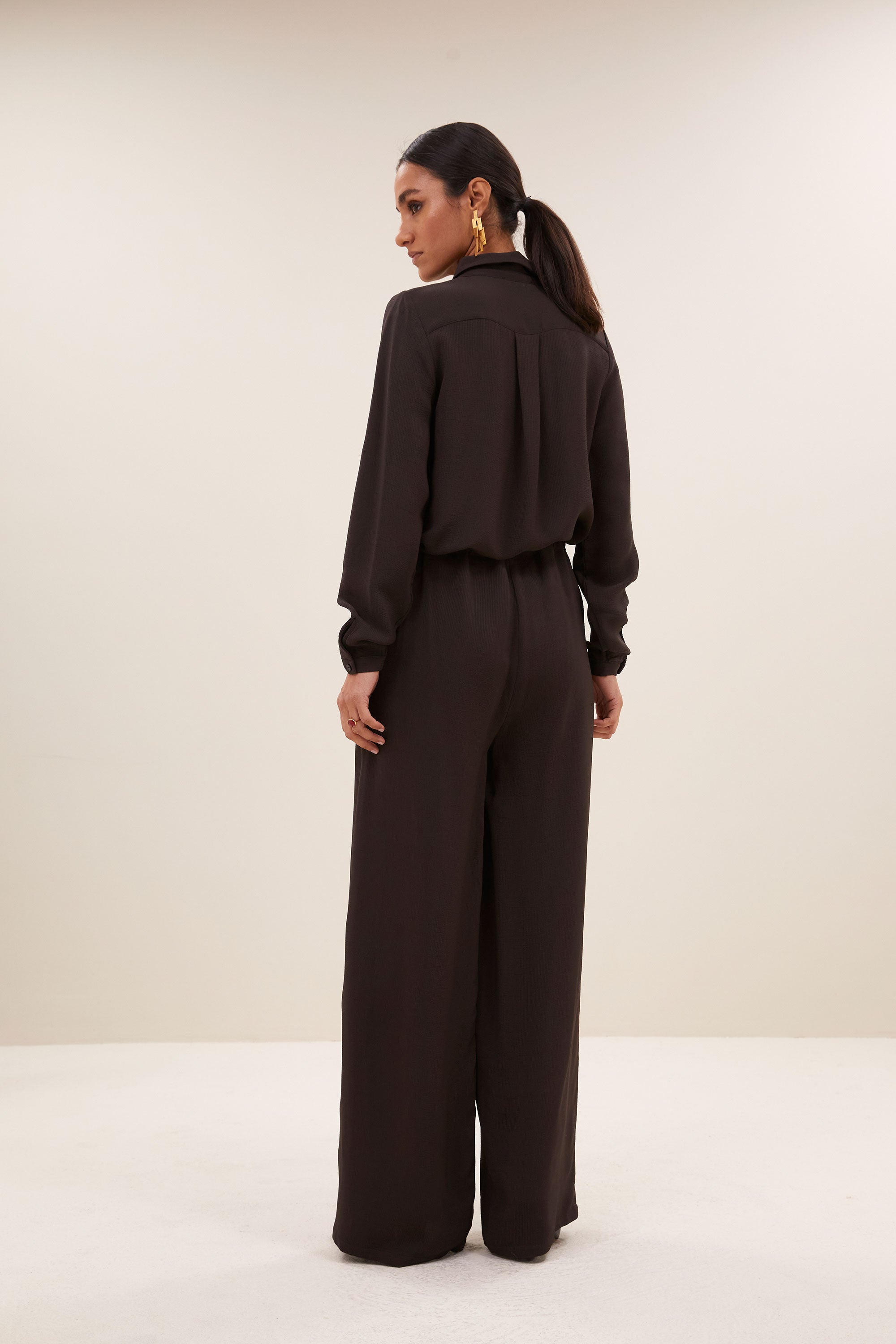 uma satin stripe pants - cafe noir, verborgen steekzakken, losvallende pasvorm, geplooide details - by-bar - achteraanzicht