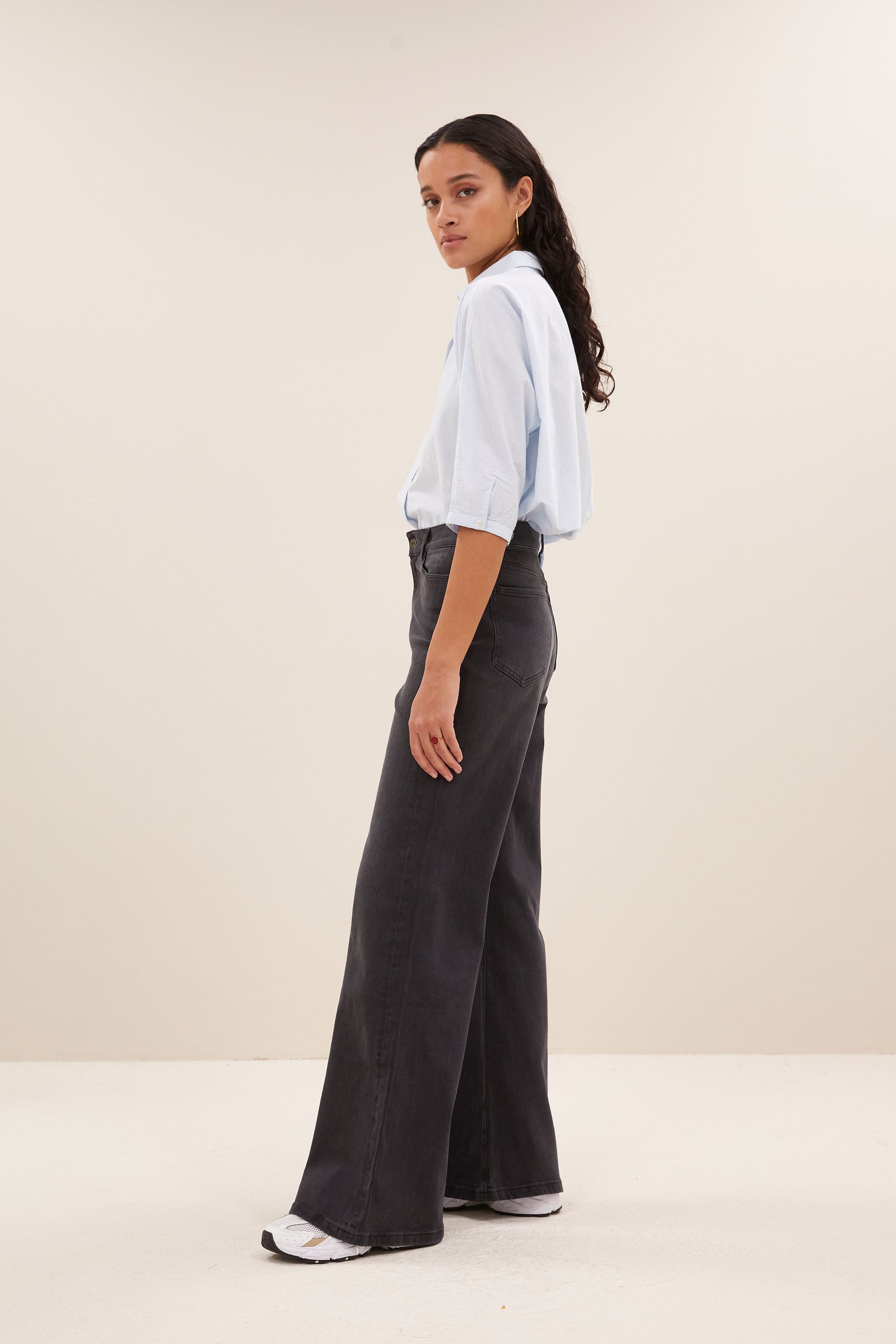 femme jb pants - jet black, all-time classic, wijduitlopende pasvorm, biologisch katoen - by-bar - zijaanzicht