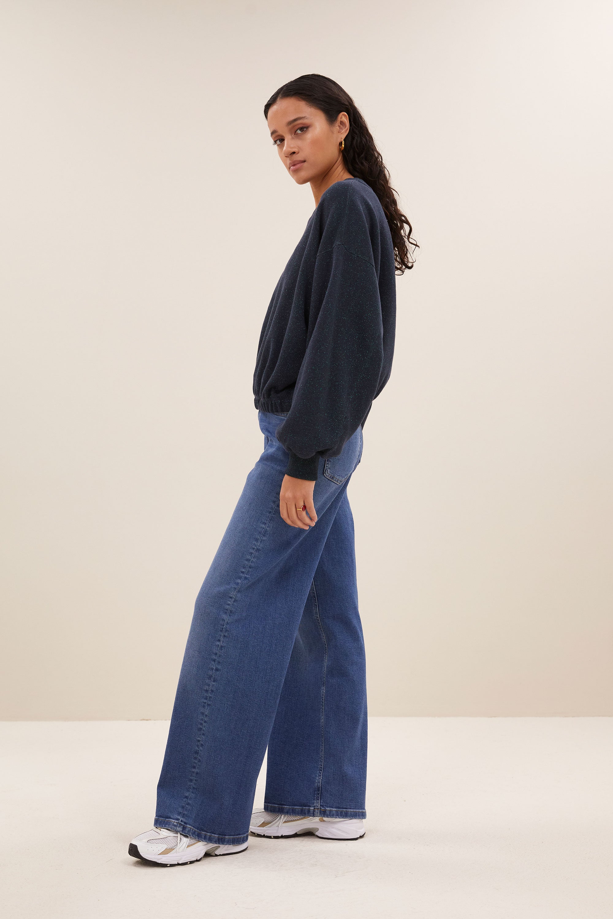 bodil sparkle sweater - midnight, verlaagde schoudernaden, elastieke band, losvallende pasvorm - by-bar - zijaanzicht