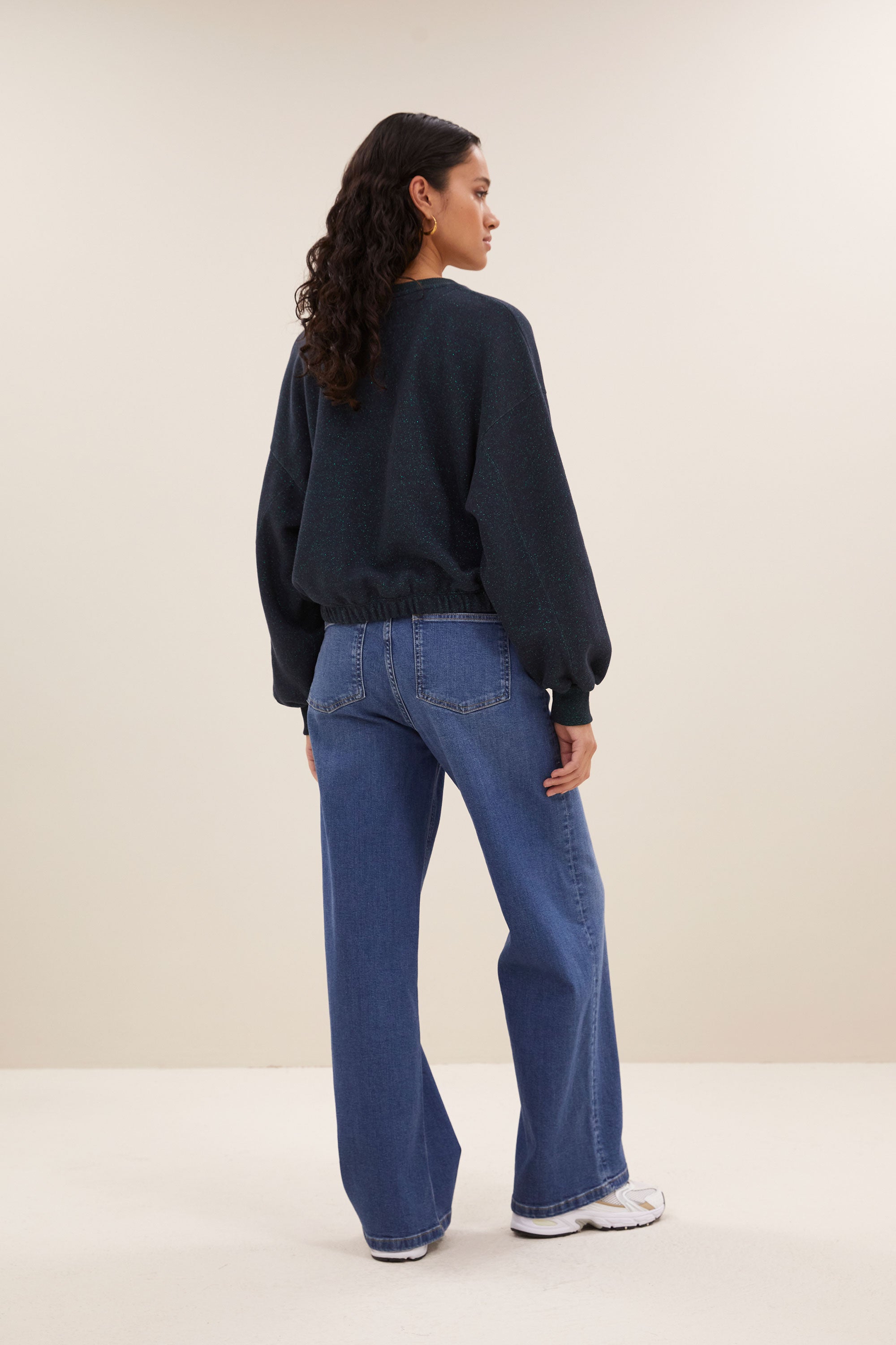 bodil sparkle sweater - midnight, verlaagde schoudernaden, elastieke band, losvallende pasvorm - by-bar - vooraanzicht