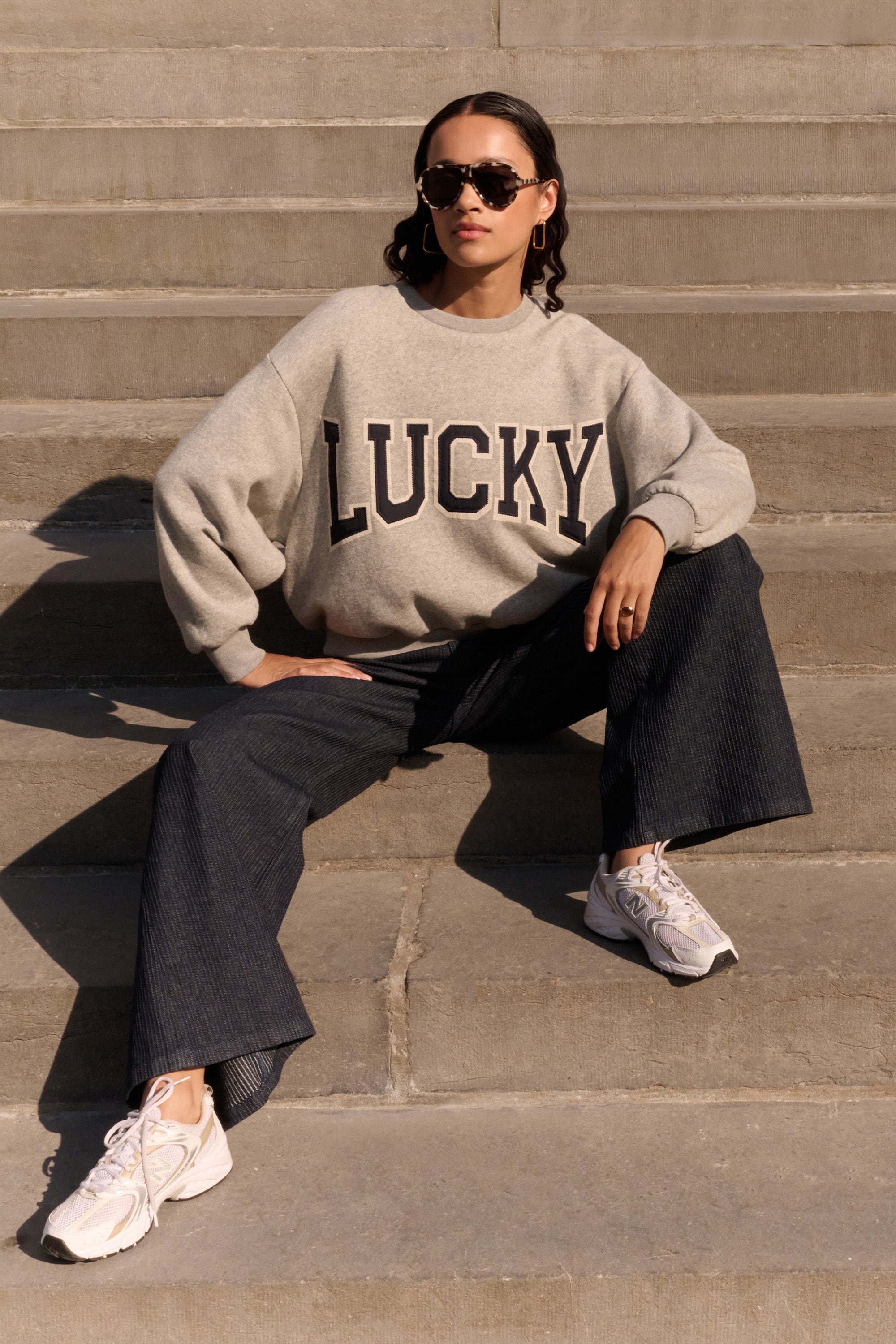 bibi patchwork sweater - light grey melee, katoen kwaliteit, verlaagde schoudernaden, statement print - by-bar - sfeerbeeld