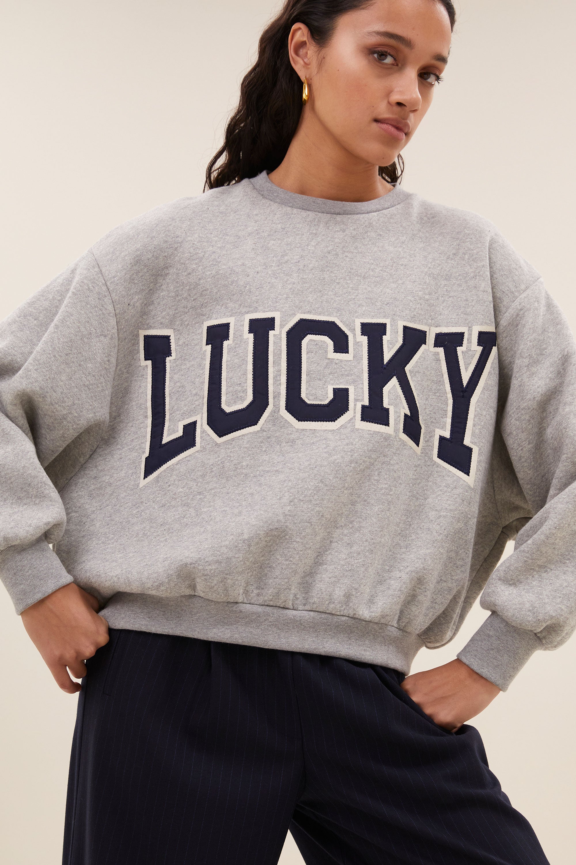 bibi patchwork sweater - light grey melee, katoen kwaliteit, verlaagde schoudernaden, statement print - by-bar - achteraanzicht