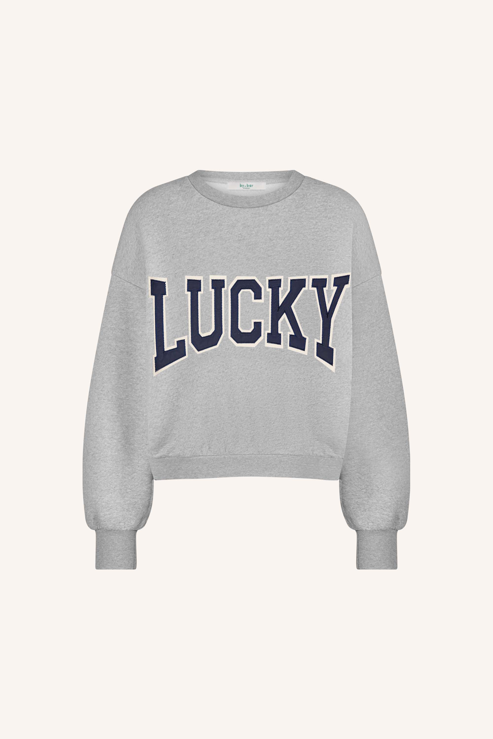 bibi patchwork sweater - light grey melee, katoen kwaliteit, verlaagde schoudernaden, statement print - by-bar - detailfoto