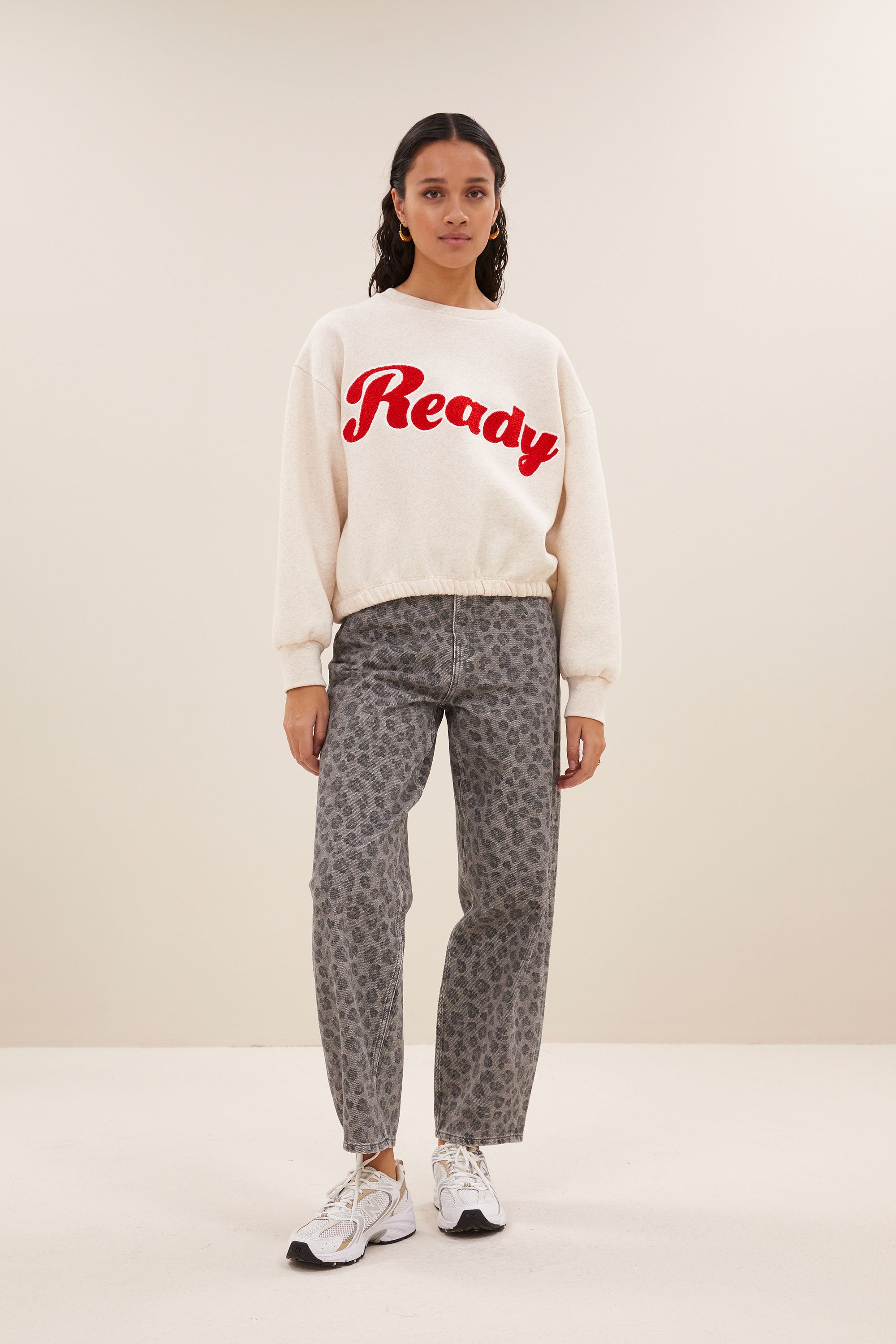 bodil ready sweater - oyster melee, verlaagde schoudernaden, elastieken band, statement print - by-bar - productfoto