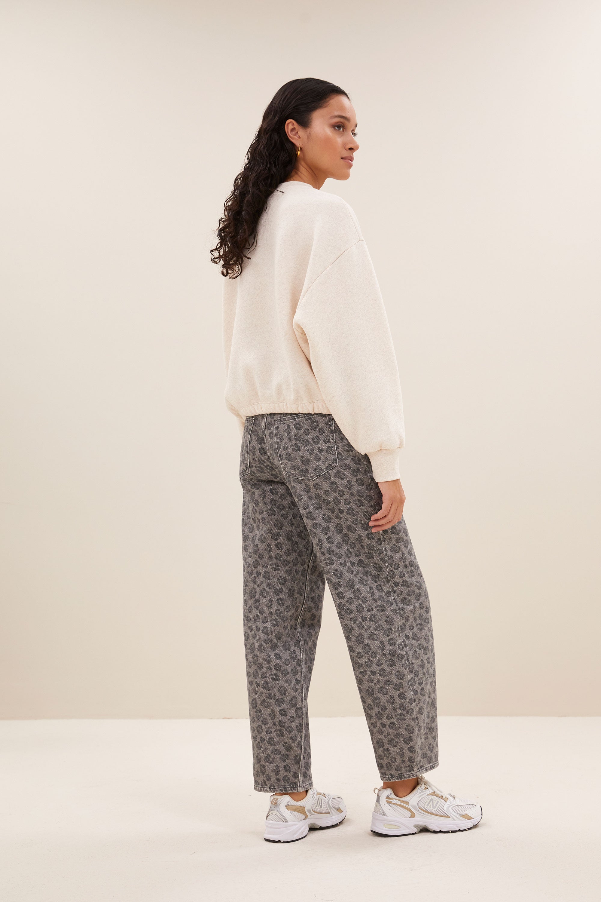 bodil ready sweater - oyster melee, verlaagde schoudernaden, elastieken band, statement print - by-bar - achteraanzicht