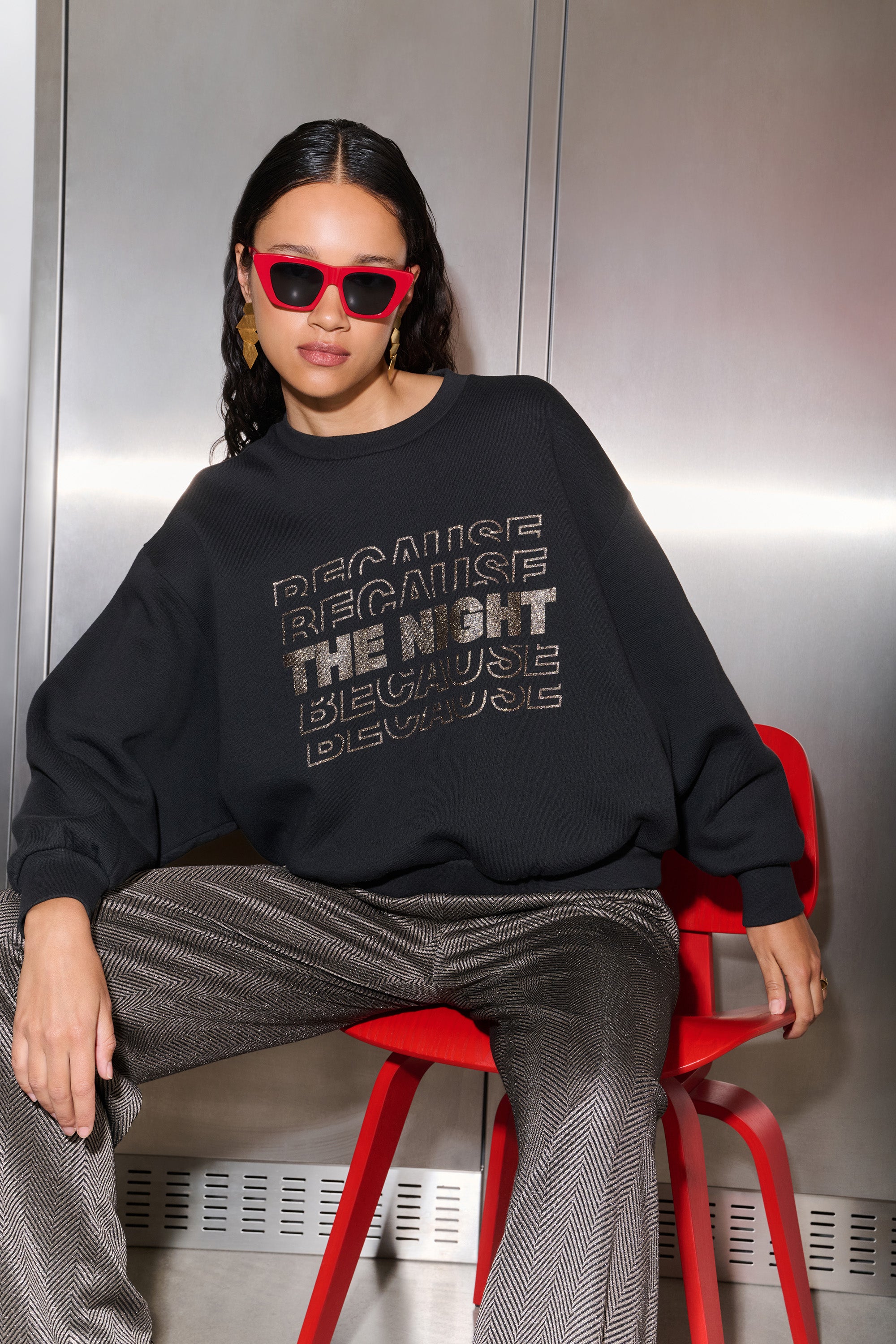 bibi nights sweater - jet black, katoen kwaliteit, verlaagde schoudernaden, statement print - by-bar - sfeerbeeld