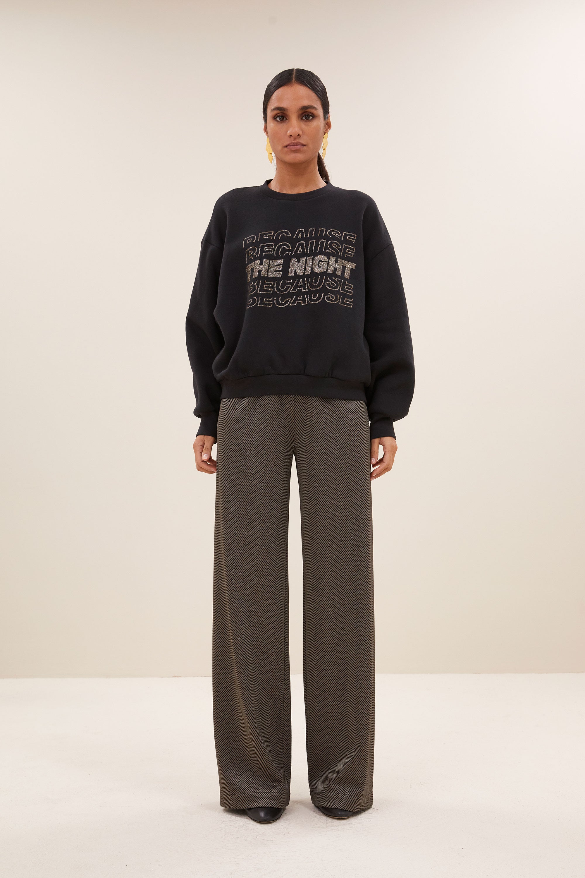 bibi nights sweater - jet black, katoen kwaliteit, verlaagde schoudernaden, statement print - by-bar - vooraanzicht