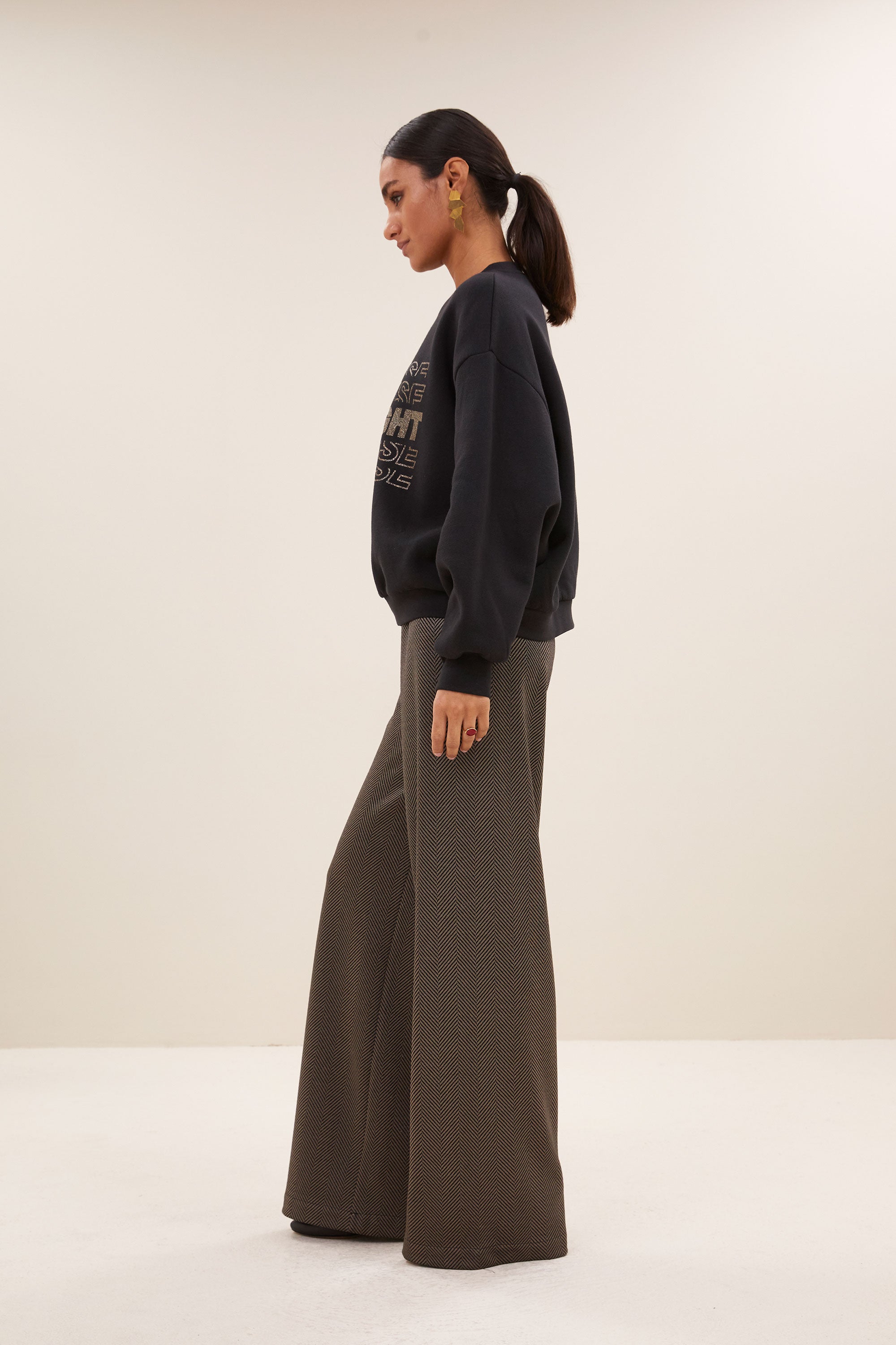 bibi nights sweater - jet black, katoen kwaliteit, verlaagde schoudernaden, statement print - by-bar - zijaanzicht