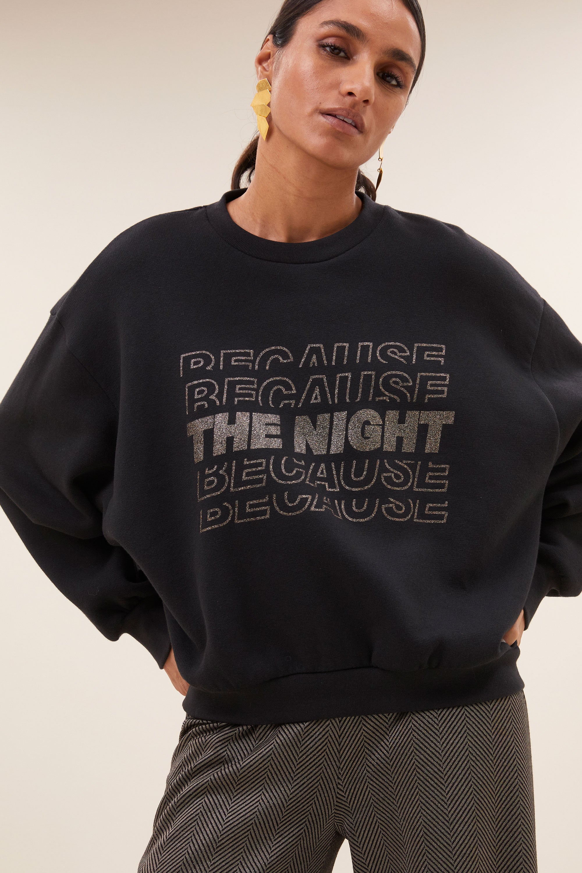 bibi nights sweater - jet black, katoen kwaliteit, verlaagde schoudernaden, statement print - by-bar - detail