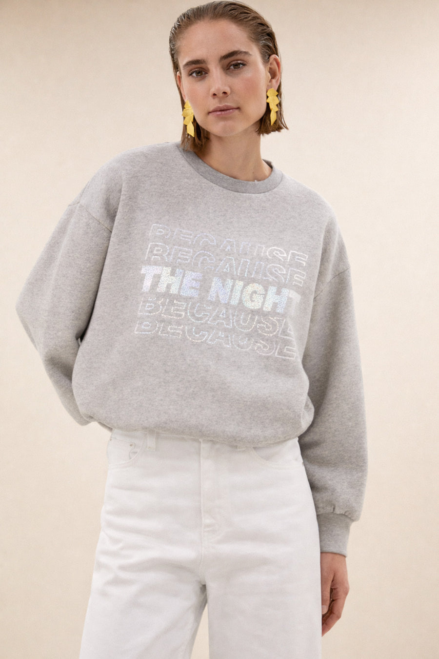 bibi-nights-melee-sweater-grey-melee-verlaagde schoudernaden-ribgebreide randen-statement print-by-bar-sfeerbeeld