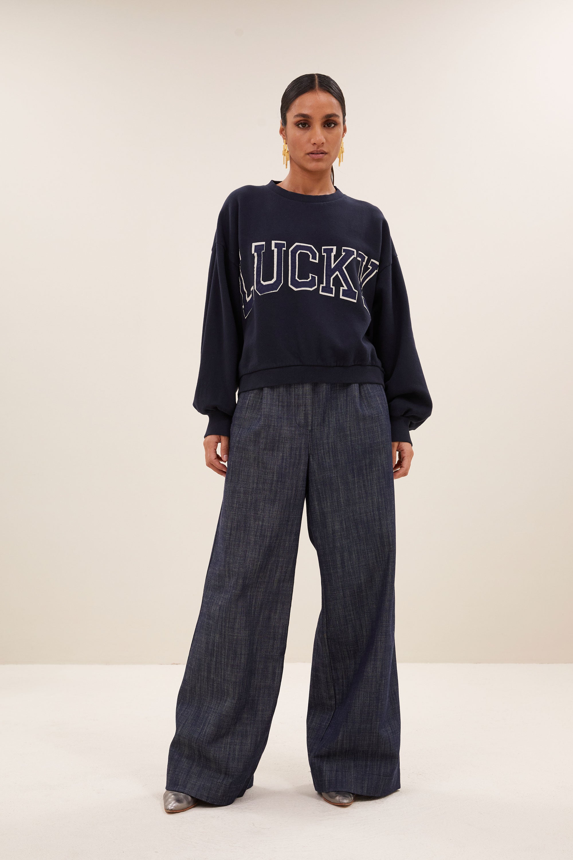 bibi patchwork sweater - midnight, katoen kwaliteit, verlaagde schoudernaden, statement print - by-bar - vooraanzicht