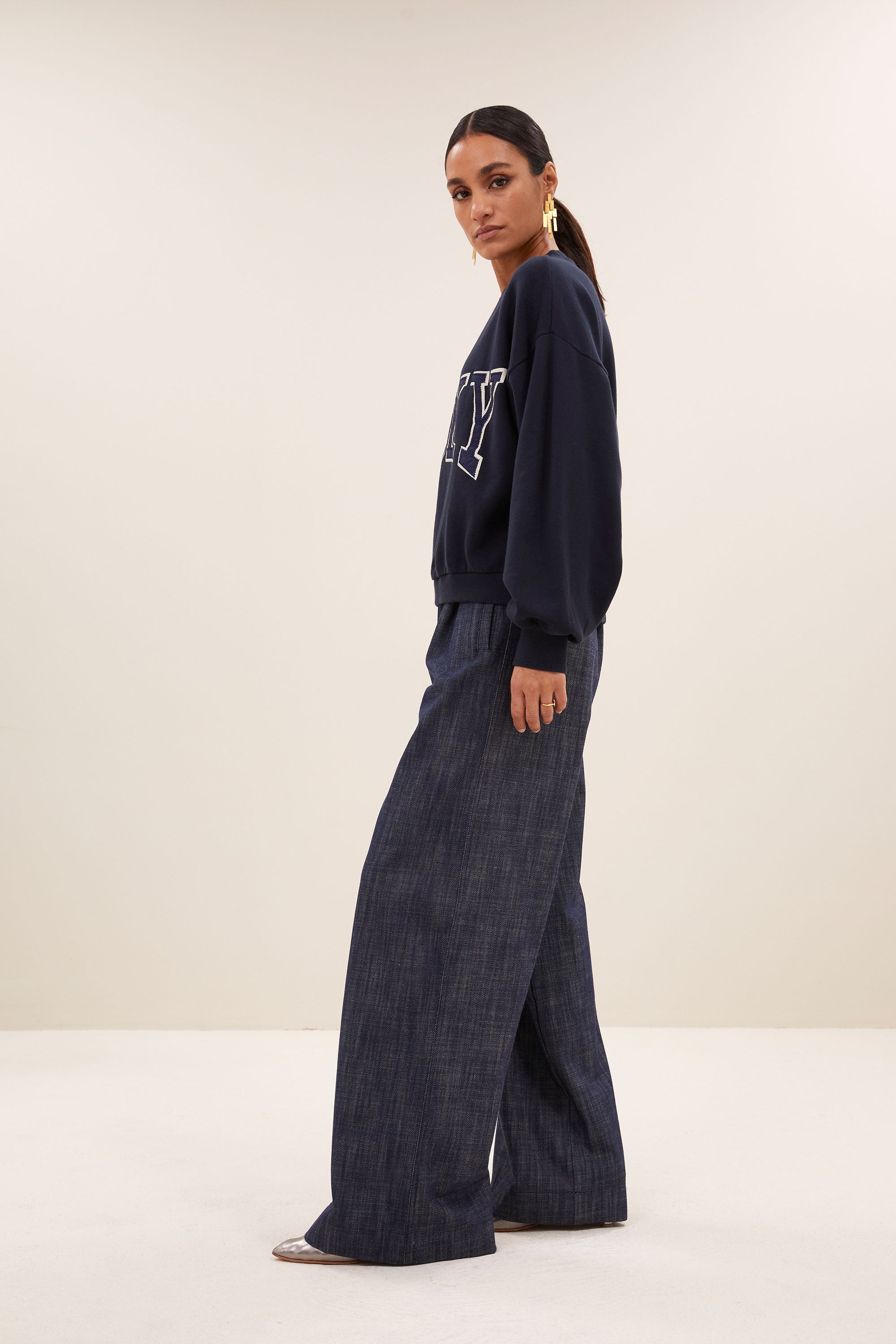 bibi patchwork sweater - midnight, katoen kwaliteit, verlaagde schoudernaden, statement print - by-bar - zijaanzicht