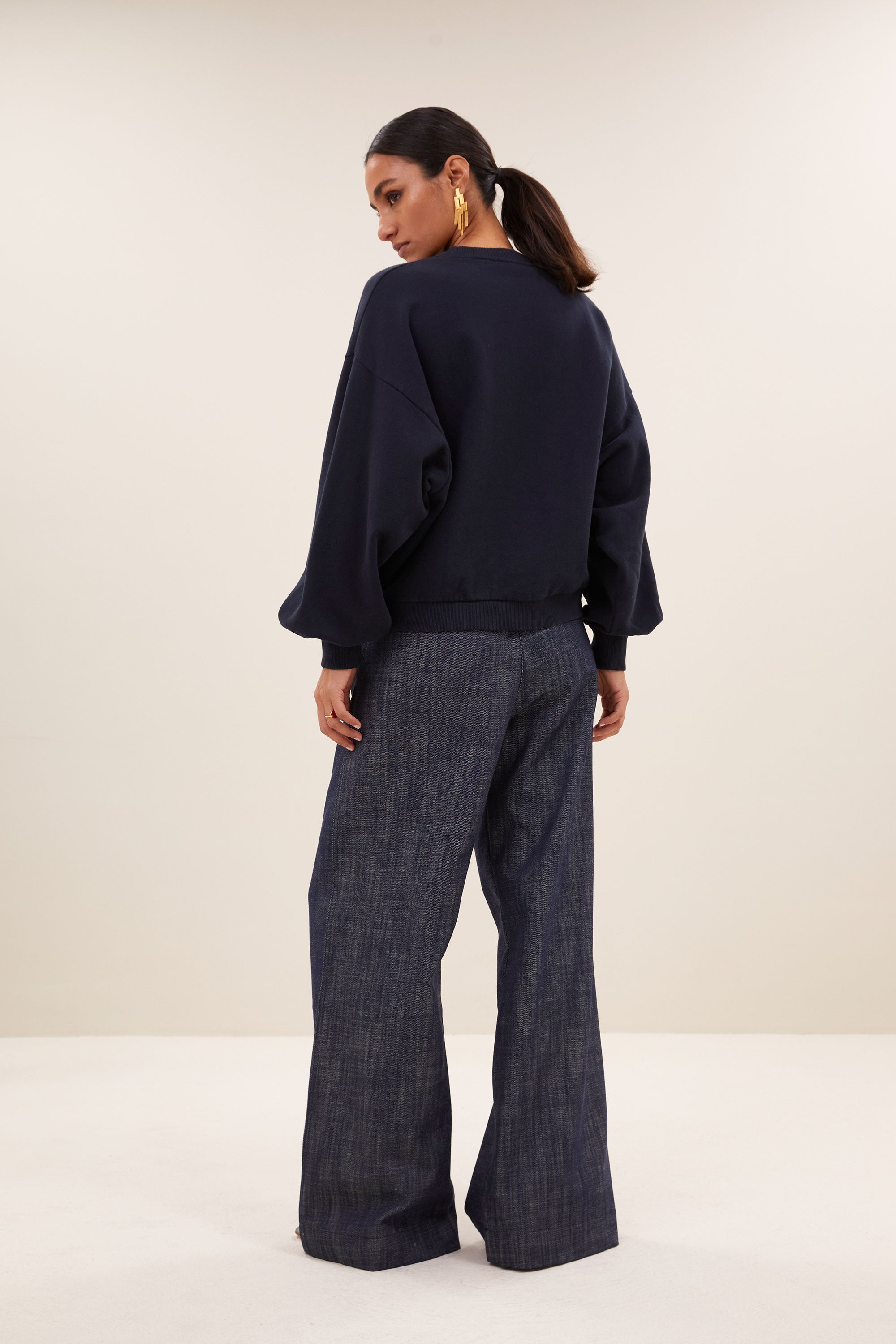 bibi patchwork sweater - midnight, katoen kwaliteit, verlaagde schoudernaden, statement print - by-bar - achteraanzicht