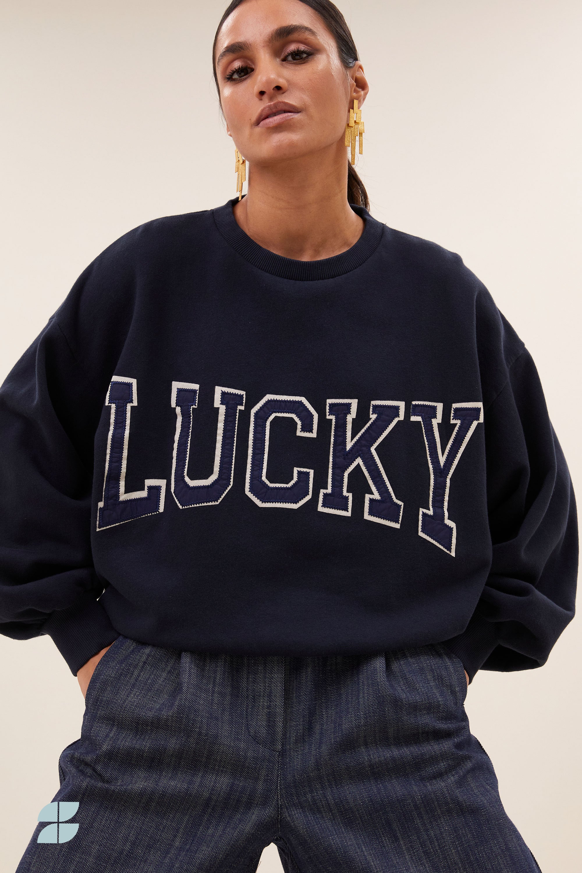 bibi patchwork sweater - midnight, katoen kwaliteit, verlaagde schoudernaden, statement print - by-bar - detail