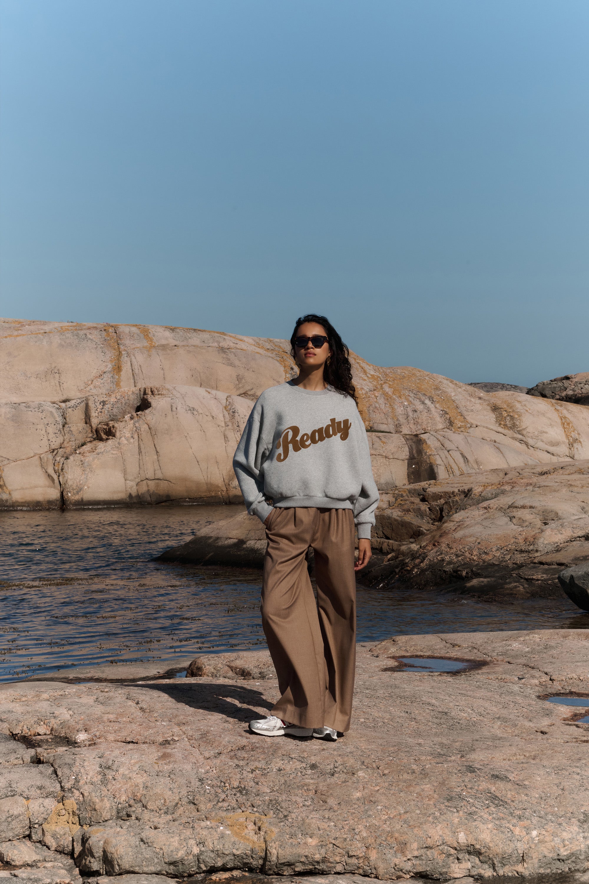 bibi ready sweater - grey melee, katoen kwaliteit, verlaagde schoudernaden, statement print - by-bar - sfeerbeeld