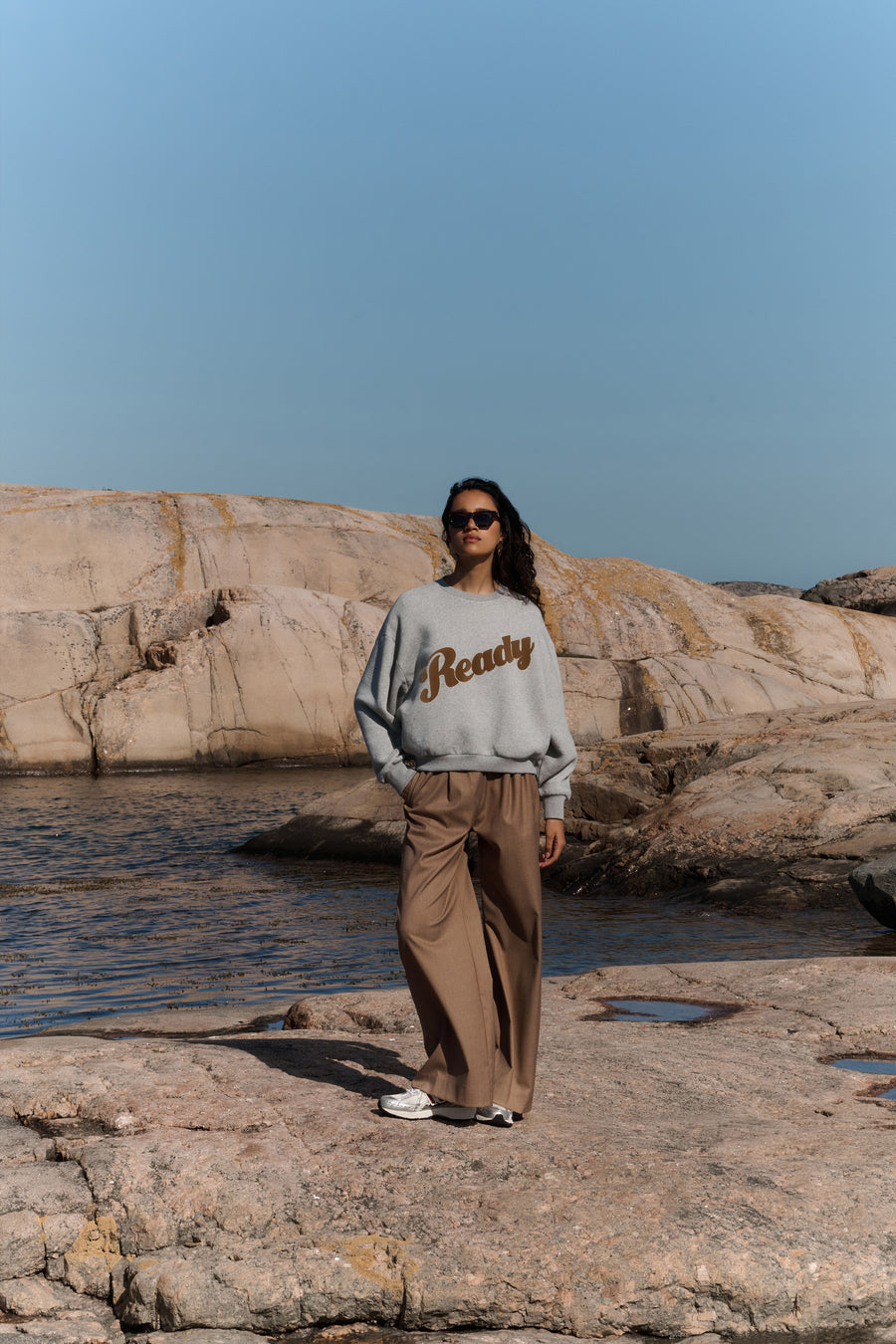 bibi ready sweater - grey melee, katoen kwaliteit, verlaagde schoudernaden, statement print - by-bar - sfeerbeeld