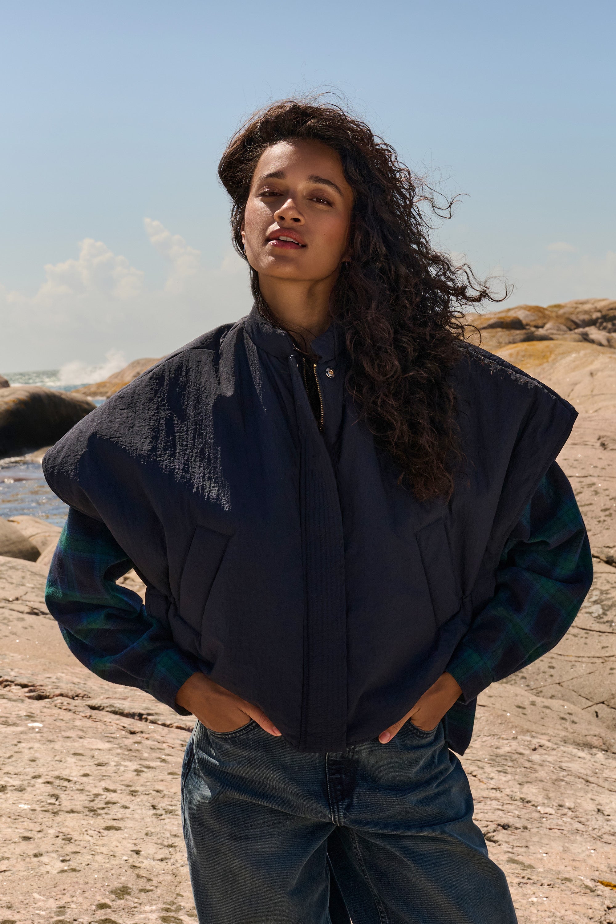 benji melange pants - biscuit melee, elastieken band, losvallende pasvorm, geplooide details - by-bar - sfeerbeeld