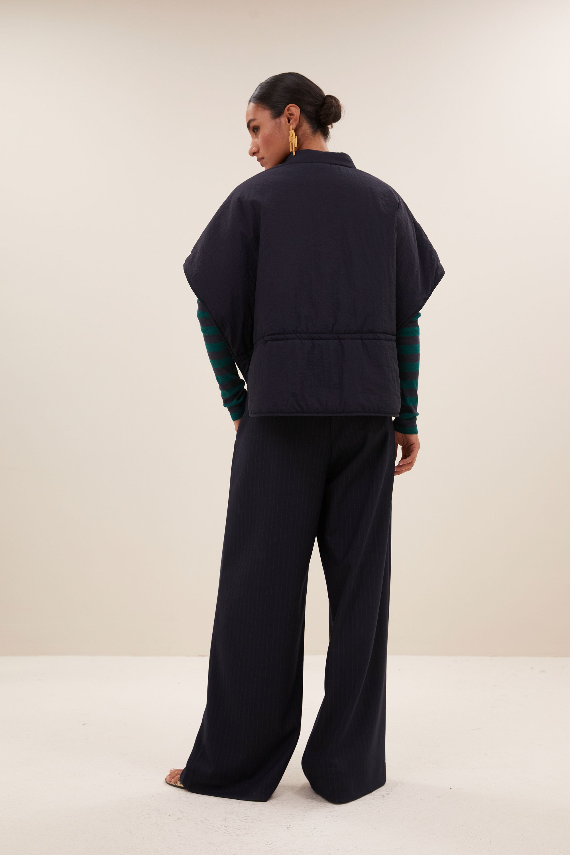 benji melange pants - biscuit melee, elastieken band, losvallende pasvorm, geplooide details - by-bar - zijaanzicht