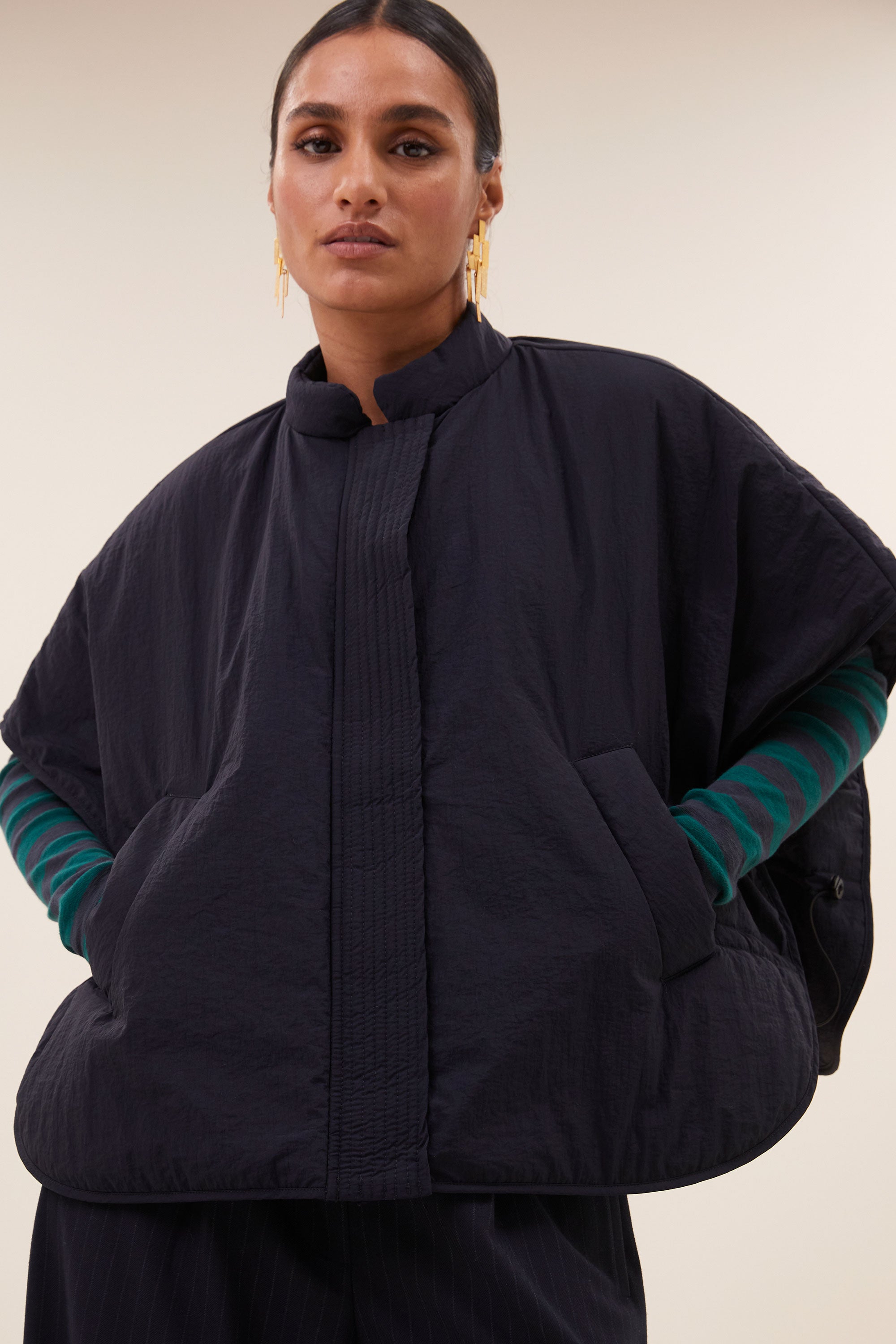 benji melange pants - biscuit melee, elastieken band, losvallende pasvorm, geplooide details - by-bar - achteraanzicht