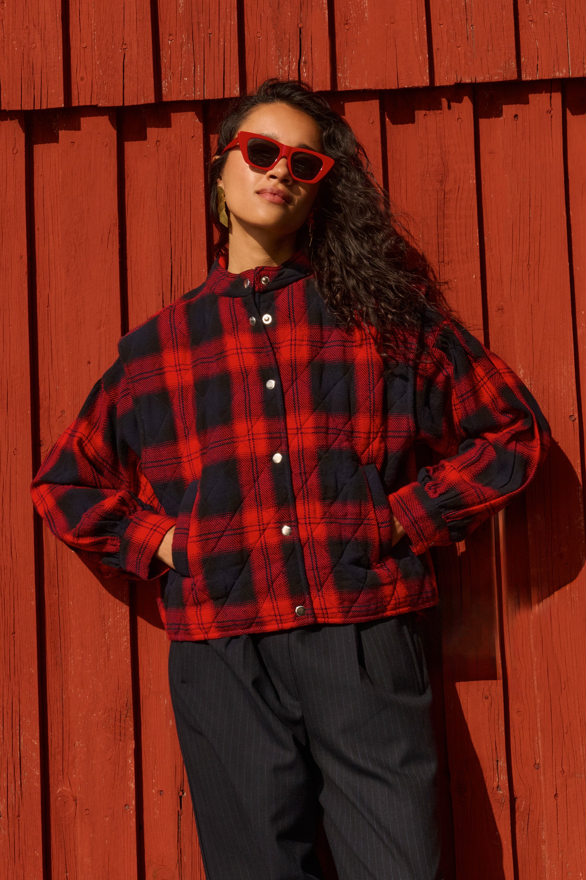 mave red check sleeveless jacket - poppy check, verborgen steekzakken, binnenvoering, opstaande kraag - by-bar - aanvullende foto