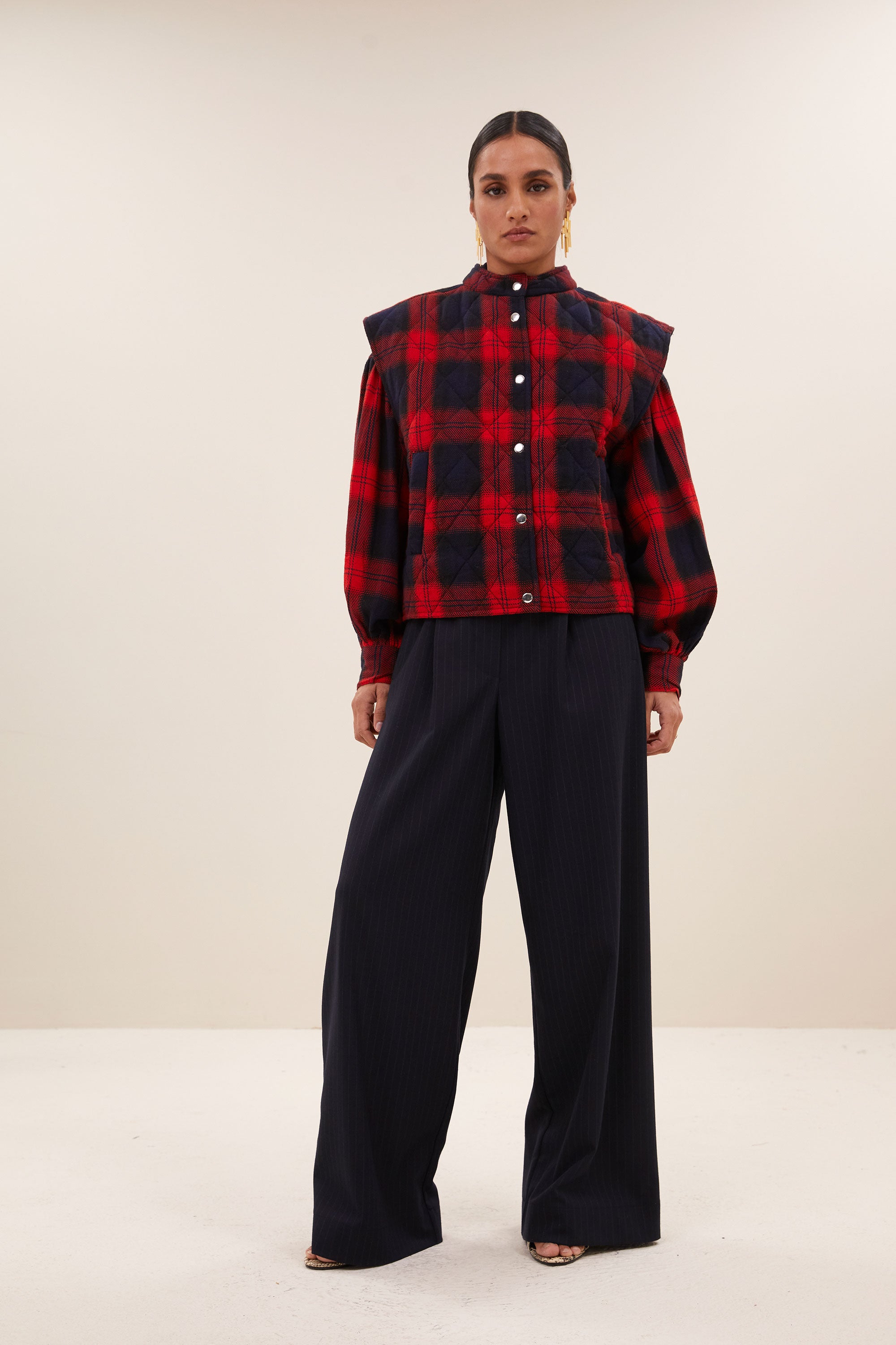 mave red check sleeveless jacket - poppy check, verborgen steekzakken, binnenvoering, opstaande kraag - by-bar - sfeerbeeld