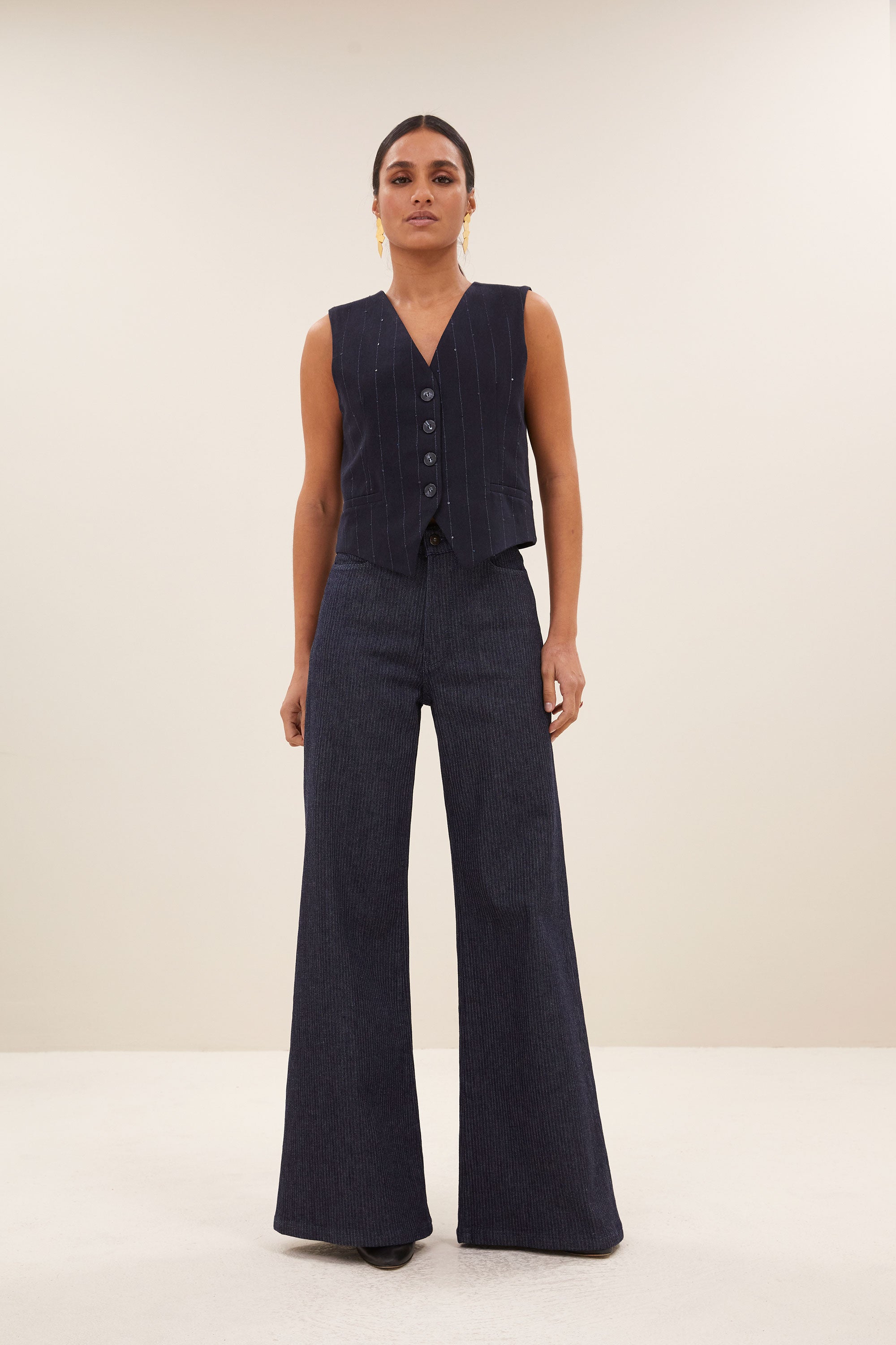 lynn sparkle gilet - navy lurex stripe, aansluitende fit, katoen kwaliteit, subtiel geweven lurex draad - by-bar - sfeerbeeld