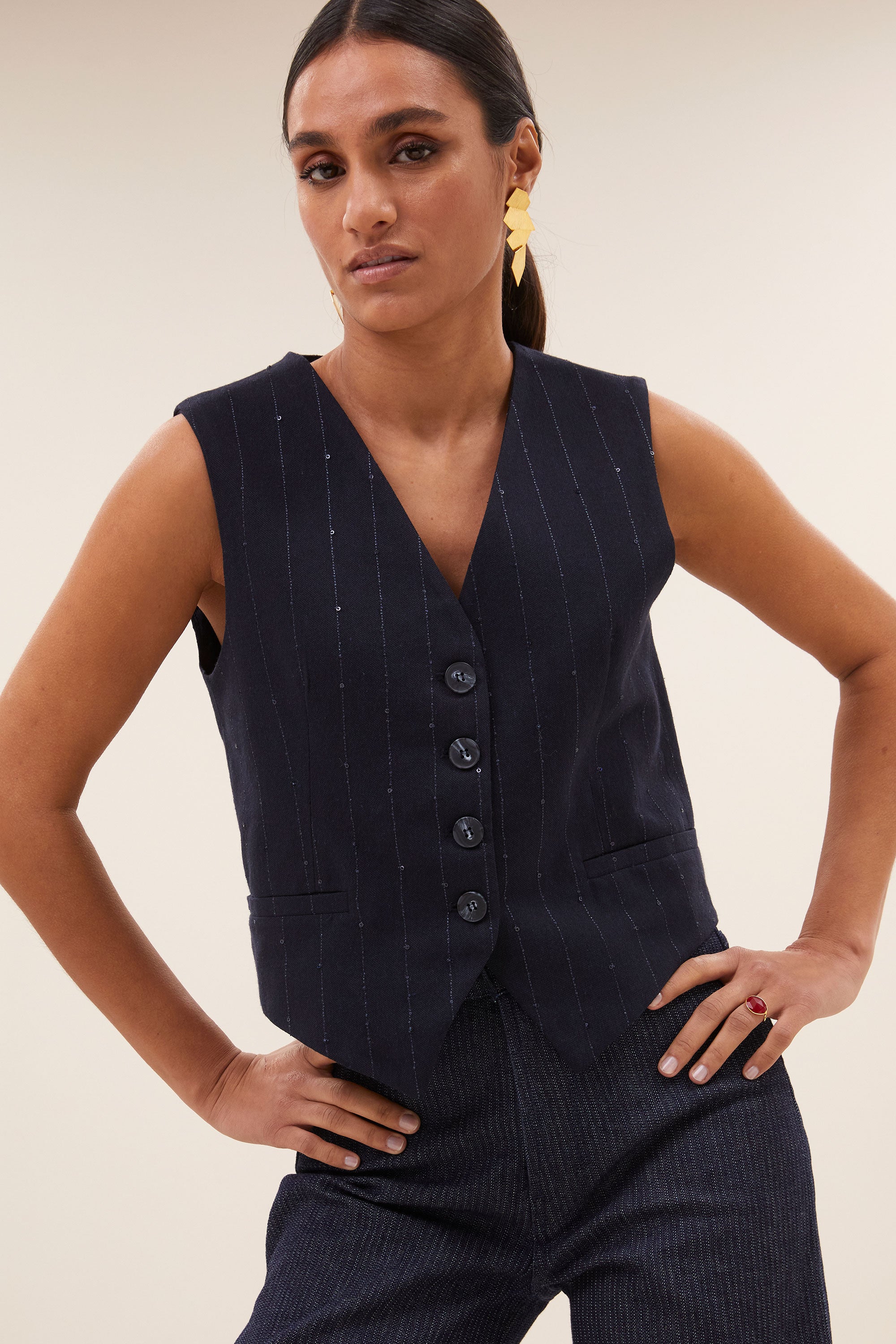 lynn sparkle gilet - navy lurex stripe, aansluitende fit, katoen kwaliteit, subtiel geweven lurex draad - by-bar - aanvullende foto
