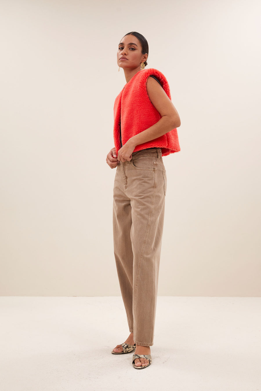 wolly-red-gilet-poppy-red-aansluitende fit-binnenvoering-gerecycled polyester-by-bar-zijaanzicht