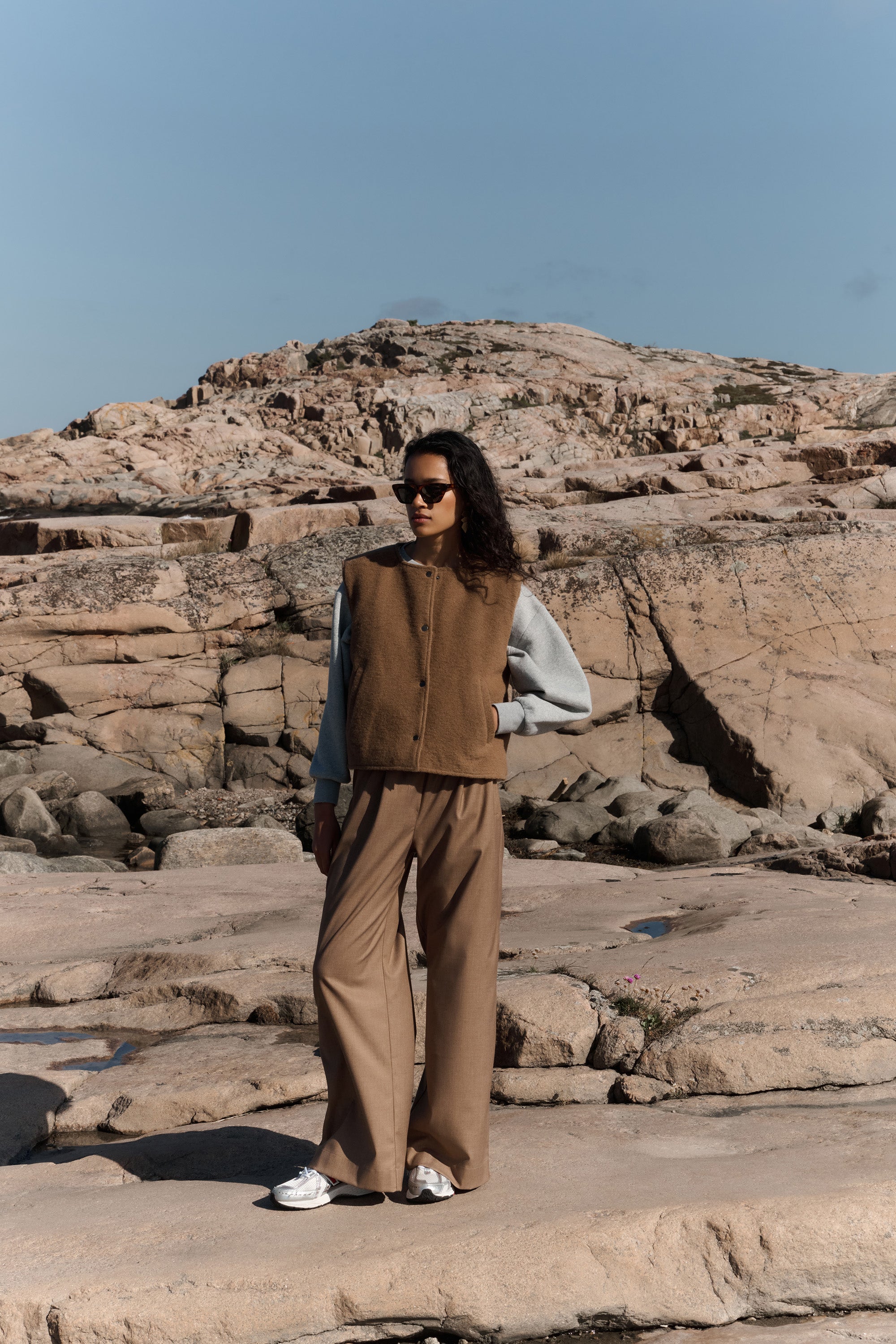 joelle wool jacket - camel, comfortabele draagervaring, losvallende pasvorm, draagbaar aan beide zijden - by-bar - sfeerbeeld