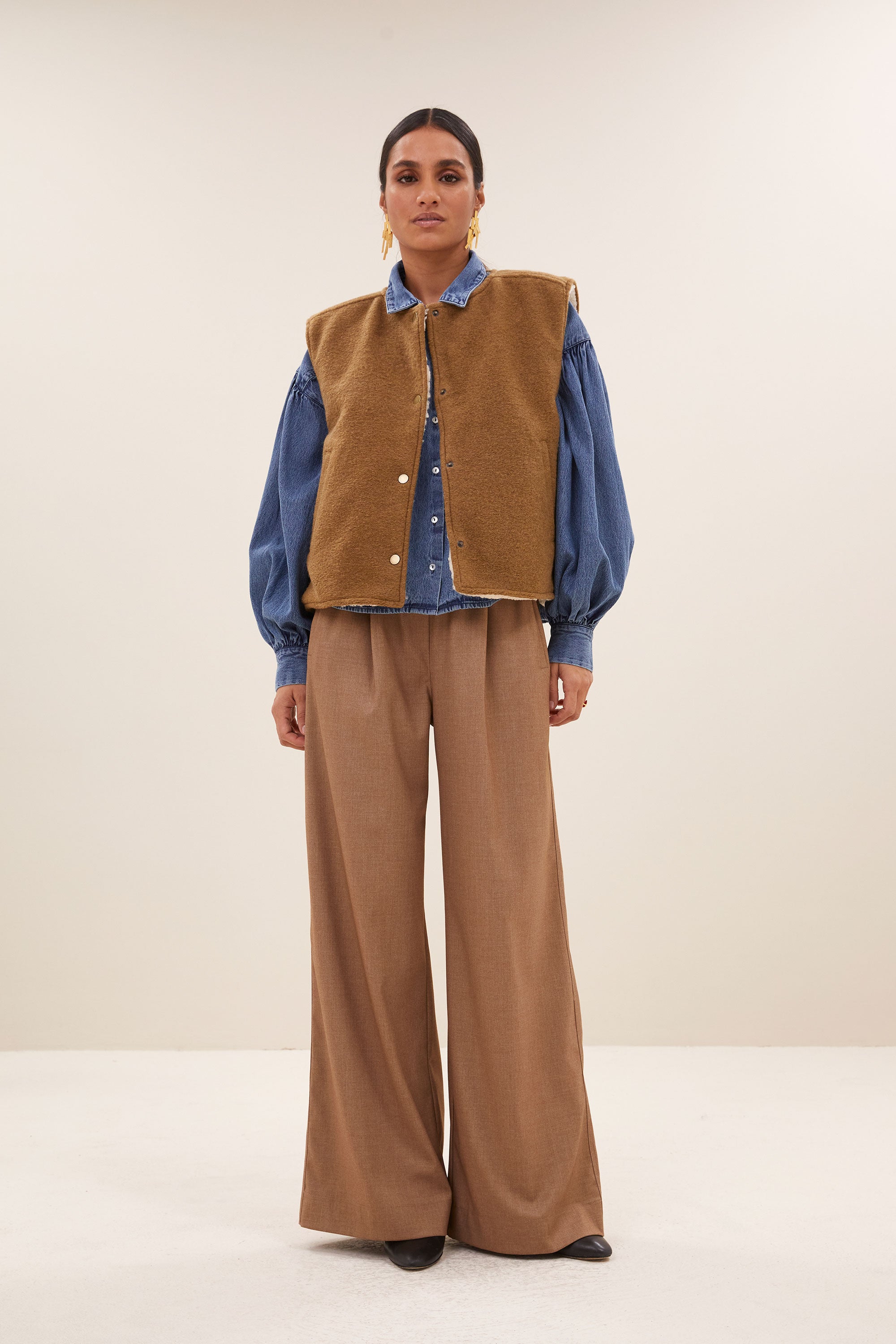 joelle wool jacket - camel, comfortabele draagervaring, losvallende pasvorm, draagbaar aan beide zijden - by-bar - detailfoto