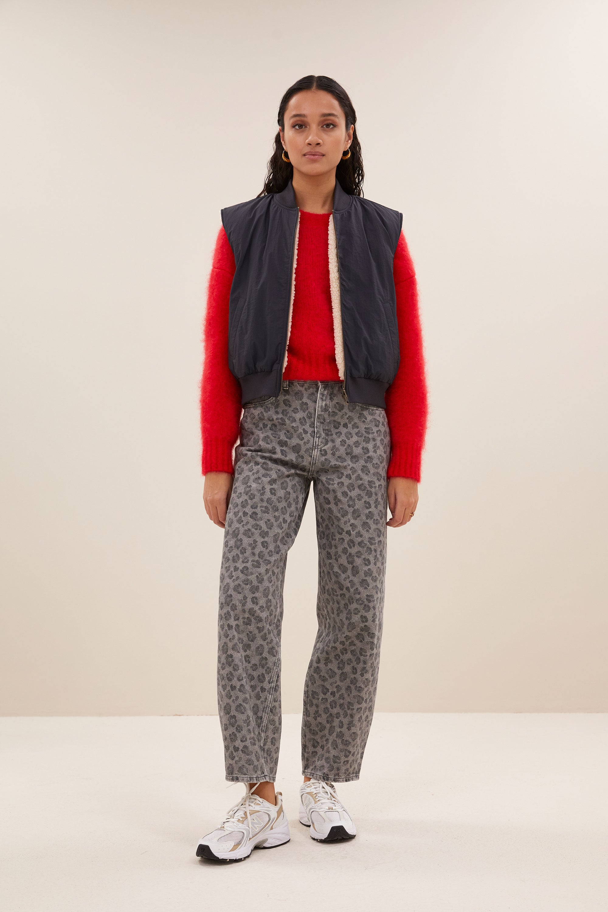 aleksi sleeveless jacket - charcoal, verborgen steekzakken, ribgebreide randen, ritssluiting - by-bar - sfeerbeeld