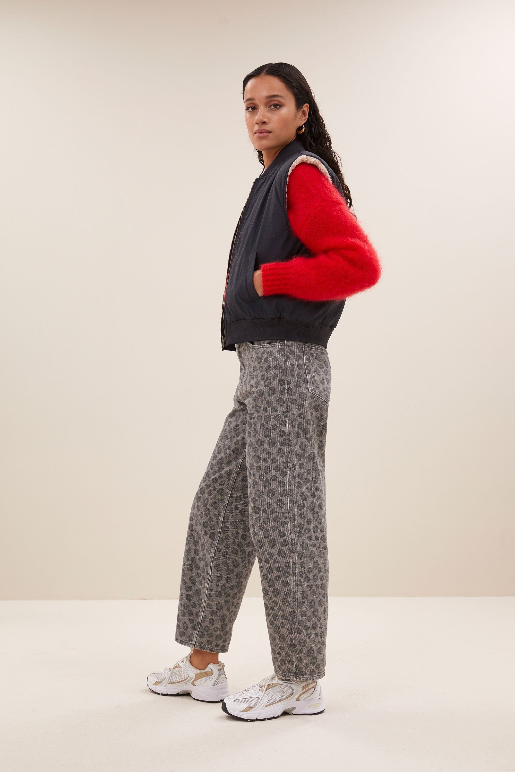 aleksi sleeveless jacket - charcoal, verborgen steekzakken, ribgebreide randen, ritssluiting - by-bar - zijaanzicht